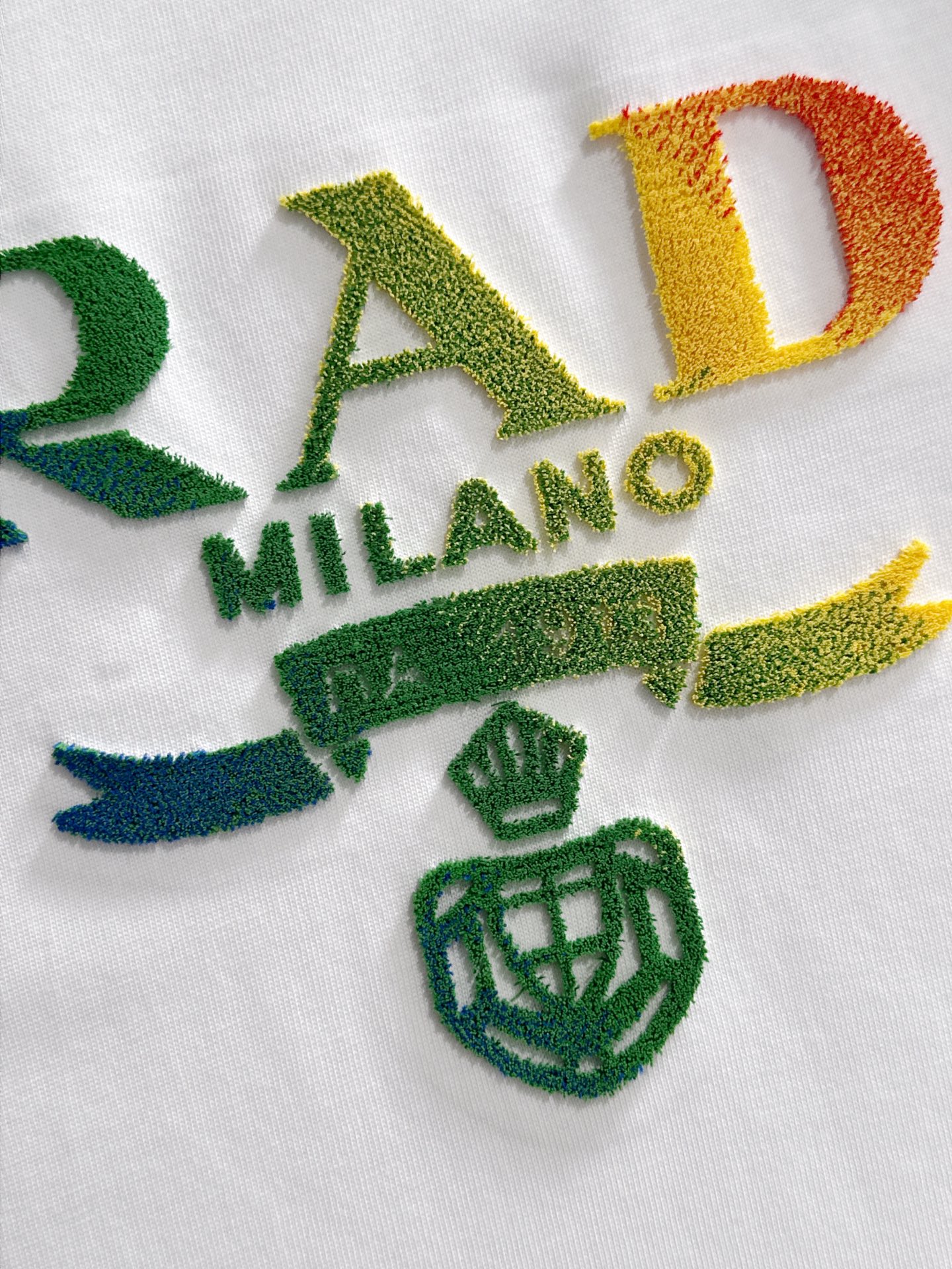  新款    普拉达 🔥🔥高端定制 2025春夏新款首发专柜最新款短袖圆领T恤 高端订制 设计前卫时尚！