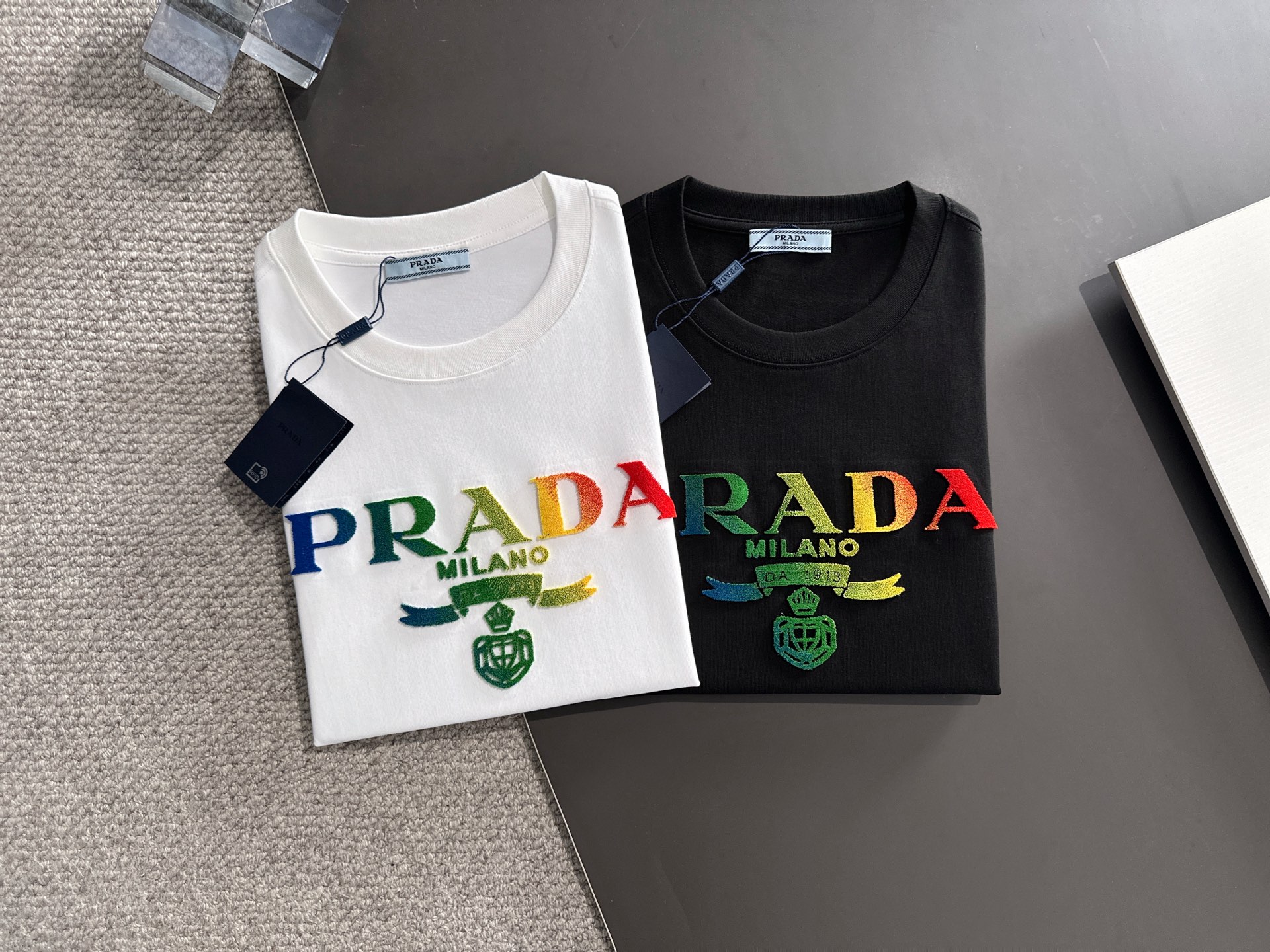 新款    普拉达 🔥🔥高端定制 2025春夏新款首发专柜最新款短袖圆领T恤 高端订制 设计前卫时尚！品