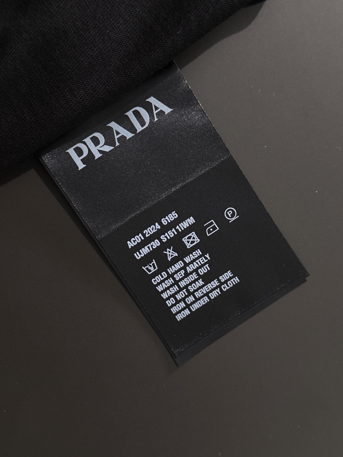 新款    普拉达 🔥🔥高端定制 2025春夏新款首发专柜最新款短袖圆领T恤 高端订制 设计前卫时尚！品