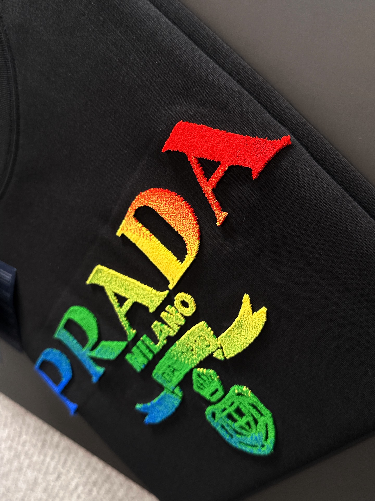 新款    普拉达 🔥🔥高端定制 2025春夏新款首发专柜最新款短袖圆领T恤 高端订制 设计前卫时尚！品