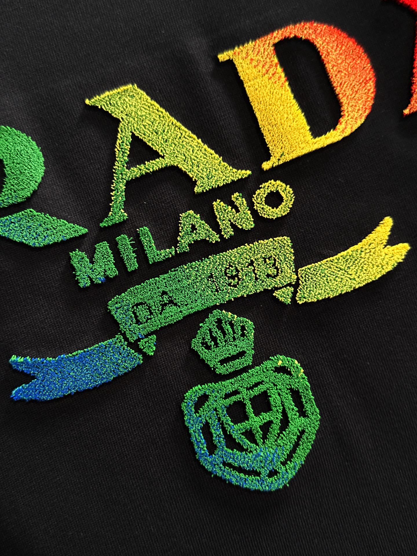 新款    普拉达 🔥🔥高端定制 2025春夏新款首发专柜最新款短袖圆领T恤 高端订制 设计前卫时尚！品