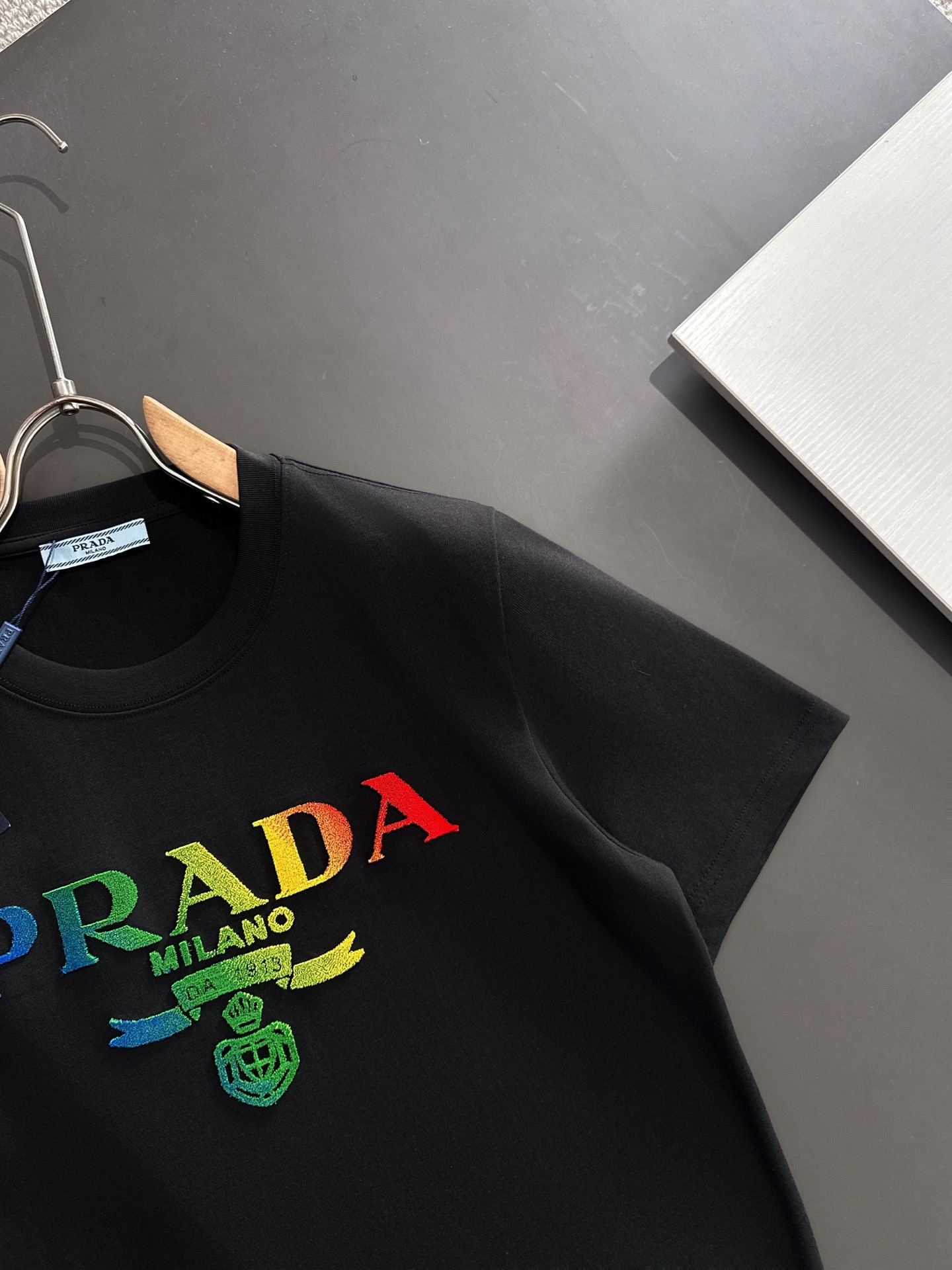 新款    普拉达 🔥🔥高端定制 2025春夏新款首发专柜最新款短袖圆领T恤 高端订制 设计前卫时尚！品