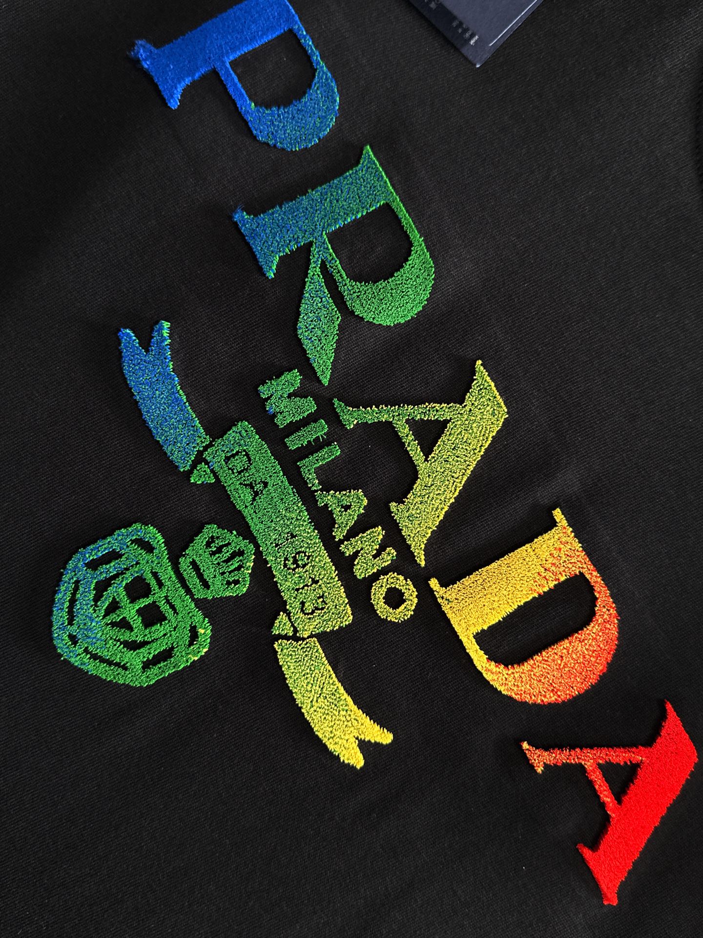 新款    普拉达 🔥🔥高端定制 2025春夏新款首发专柜最新款短袖圆领T恤 高端订制 设计前卫时尚！品