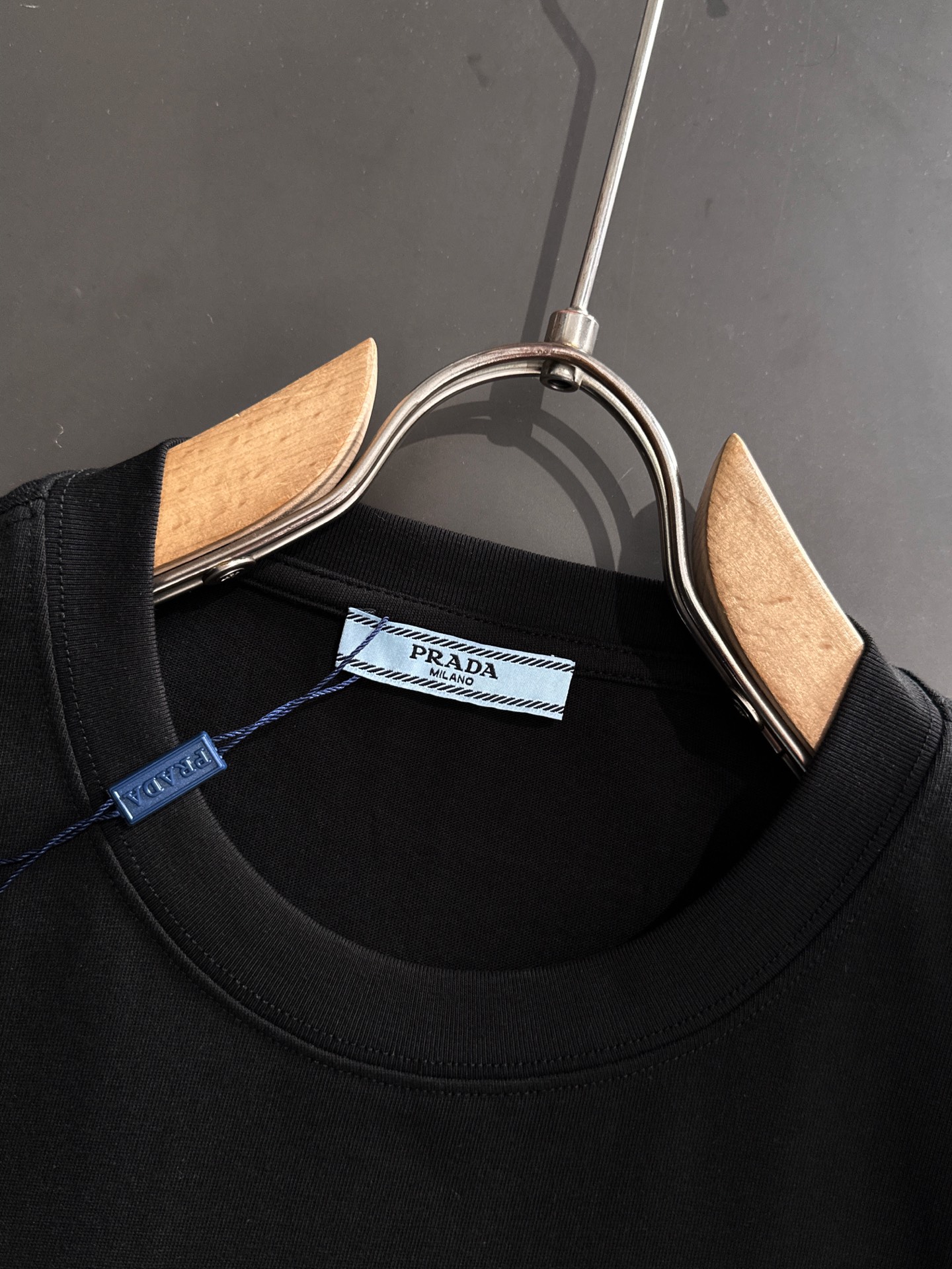 新款    普拉达 🔥🔥高端定制 2025春夏新款首发专柜最新款短袖圆领T恤 高端订制 设计前卫时尚！品