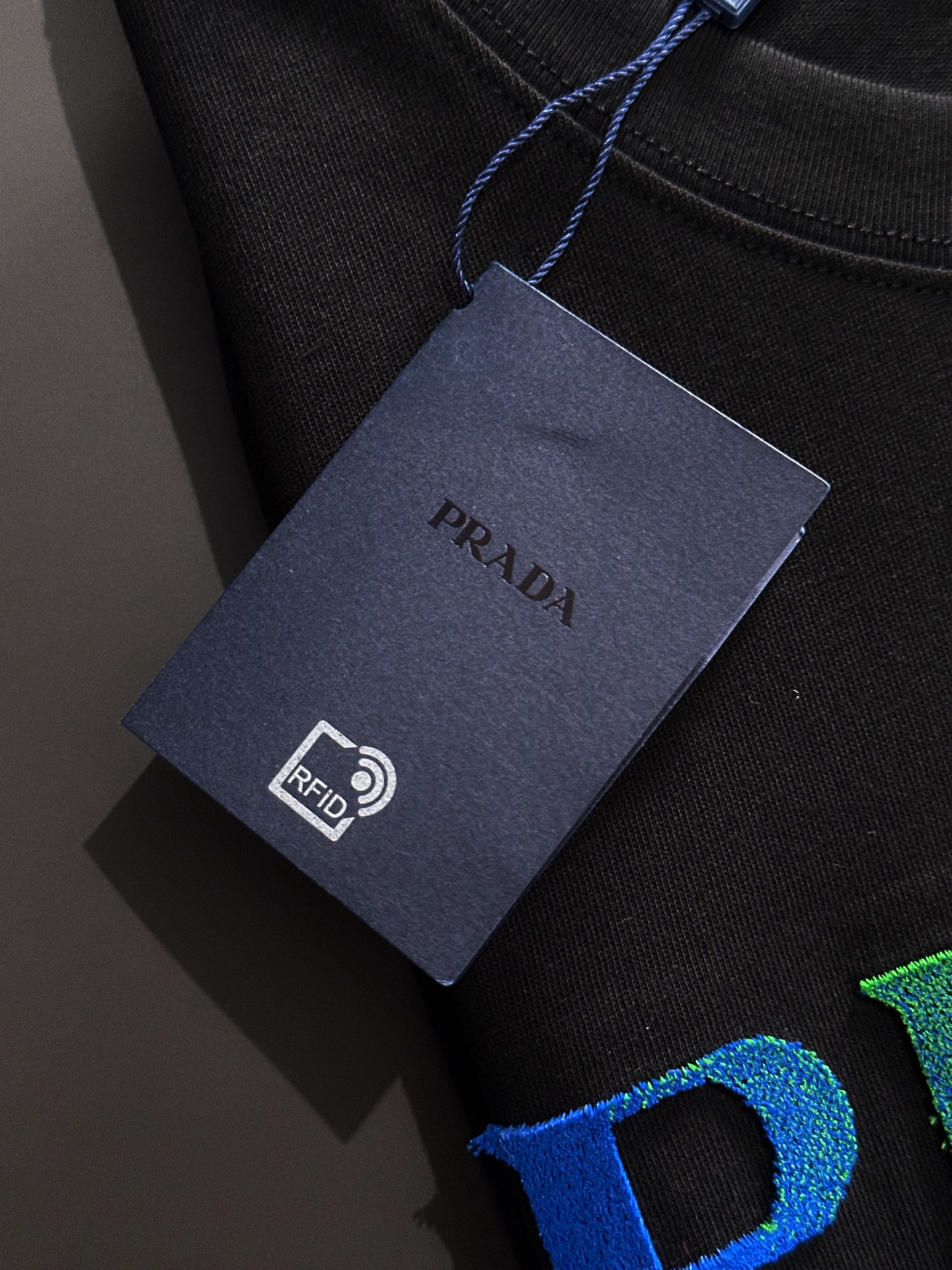 新款    普拉达 🔥🔥高端定制 2025春夏新款首发专柜最新款短袖圆领T恤 高端订制 设计前卫时尚！品