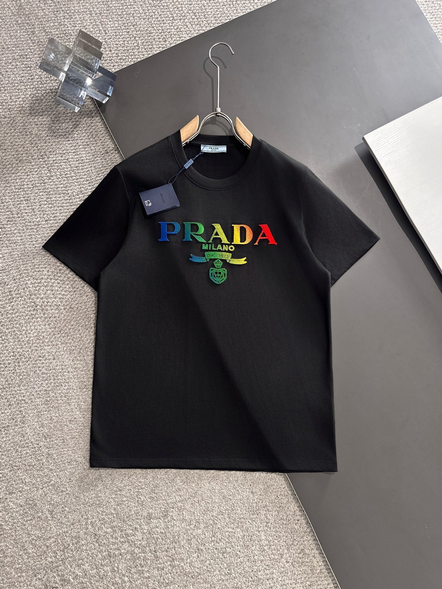 新款    普拉达 🔥🔥高端定制 2025春夏新款首发专柜最新款短袖圆领T恤 高端订制 设计前卫时尚！品
