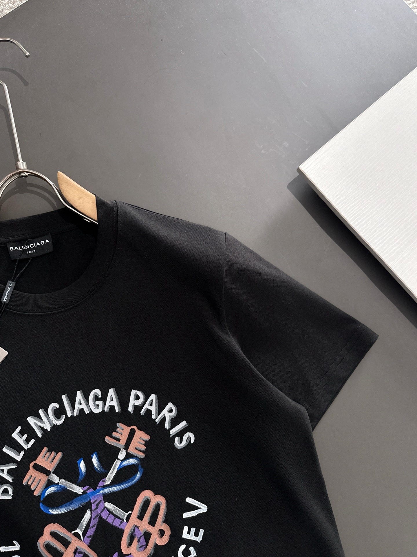 新款    巴黎世家 🔥🔥高端定制 2025春夏新款首发专柜最新款短袖圆领T恤 高端订制 设计前卫时尚！