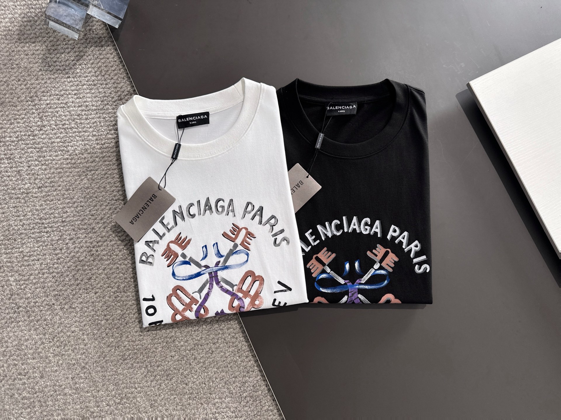 新款    巴黎世家 🔥🔥高端定制 2025春夏新款首发专柜最新款短袖圆领T恤 高端订制 设计前卫时尚！