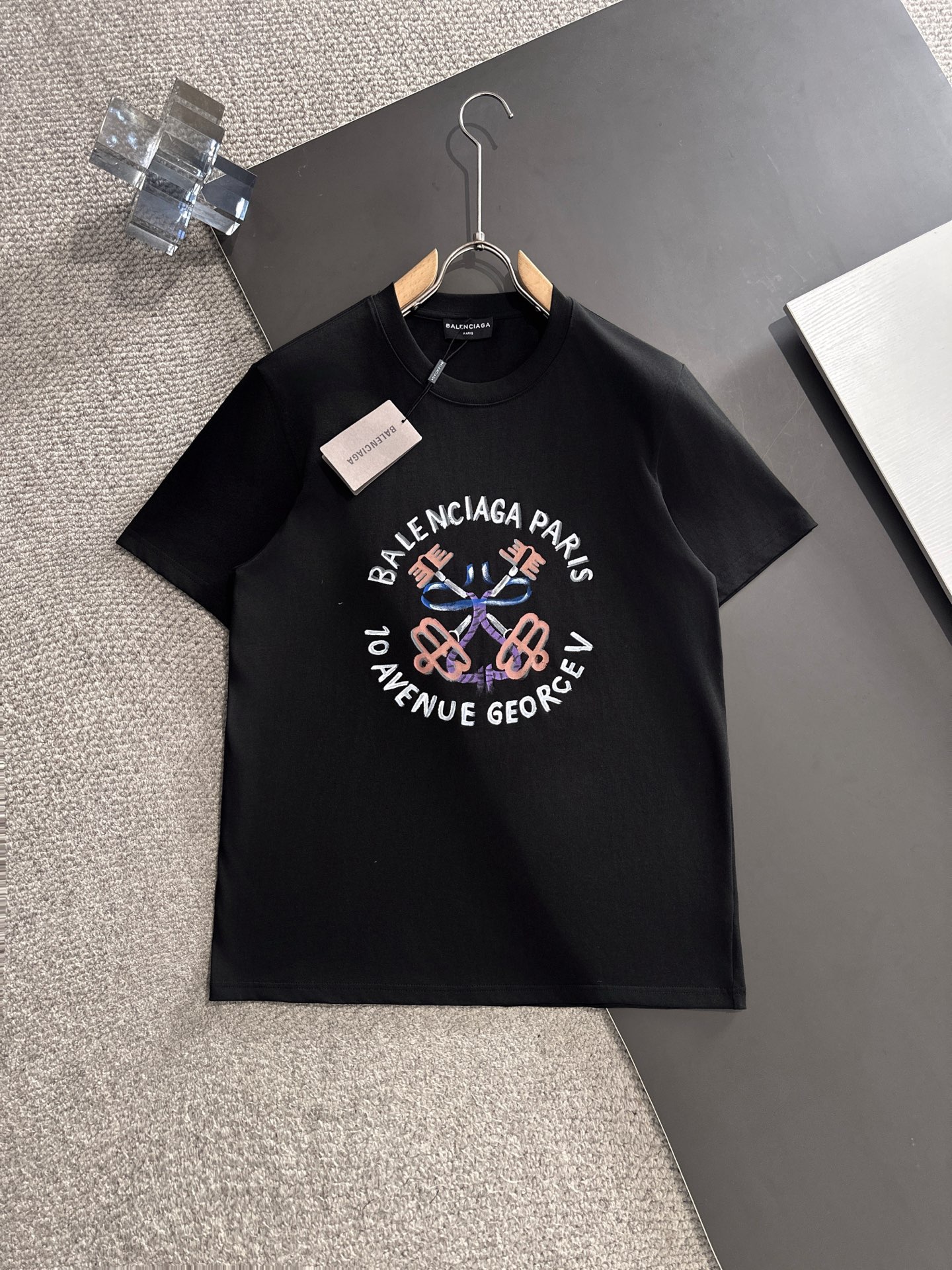 新款    巴黎世家 🔥🔥高端定制 2025春夏新款首发专柜最新款短袖圆领T恤 高端订制 设计前卫时尚！