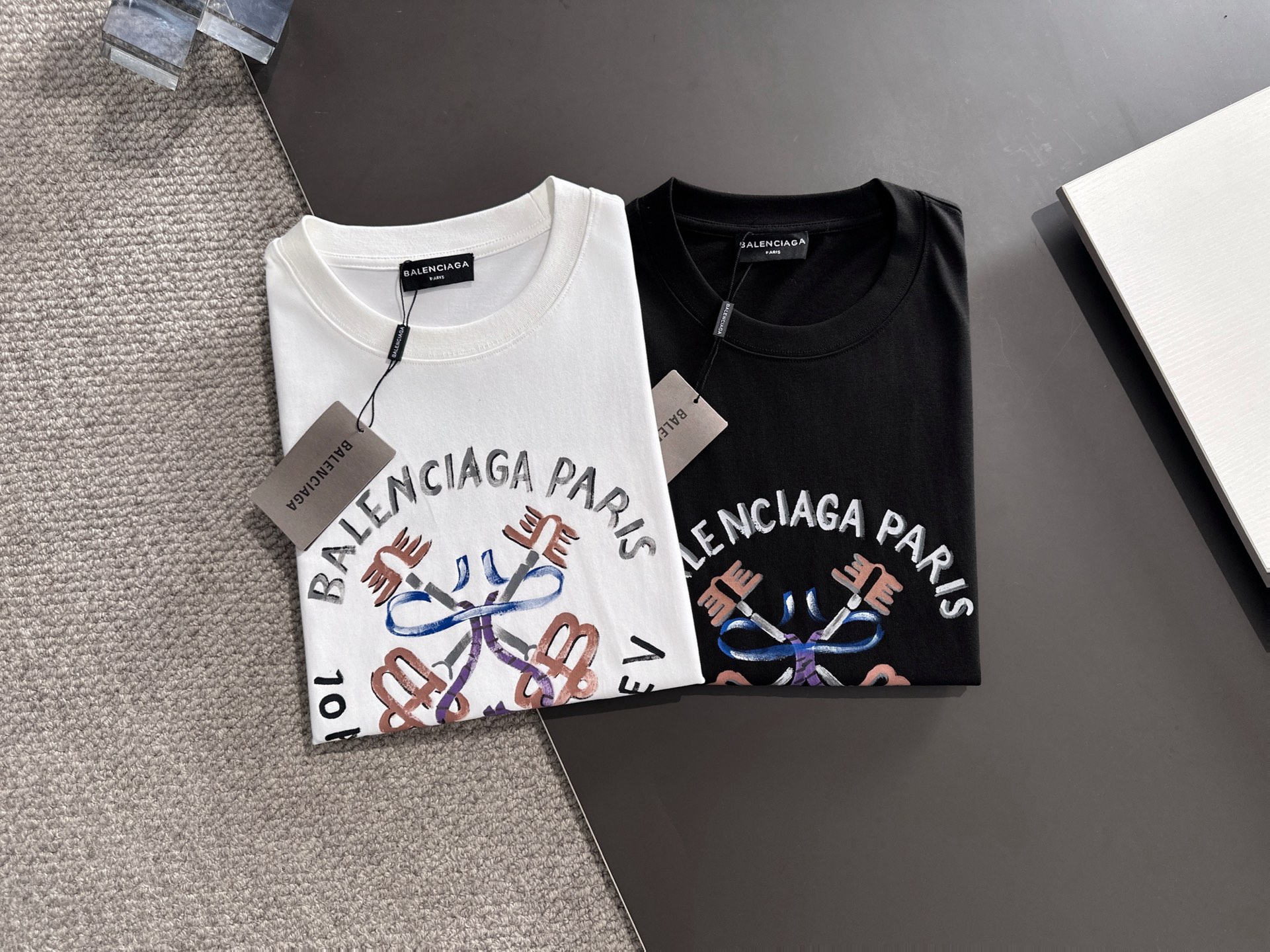  新款    巴黎世家 🔥🔥高端定制 2025春夏新款首发专柜最新款短袖圆领T恤 高端订制 设计前卫时尚