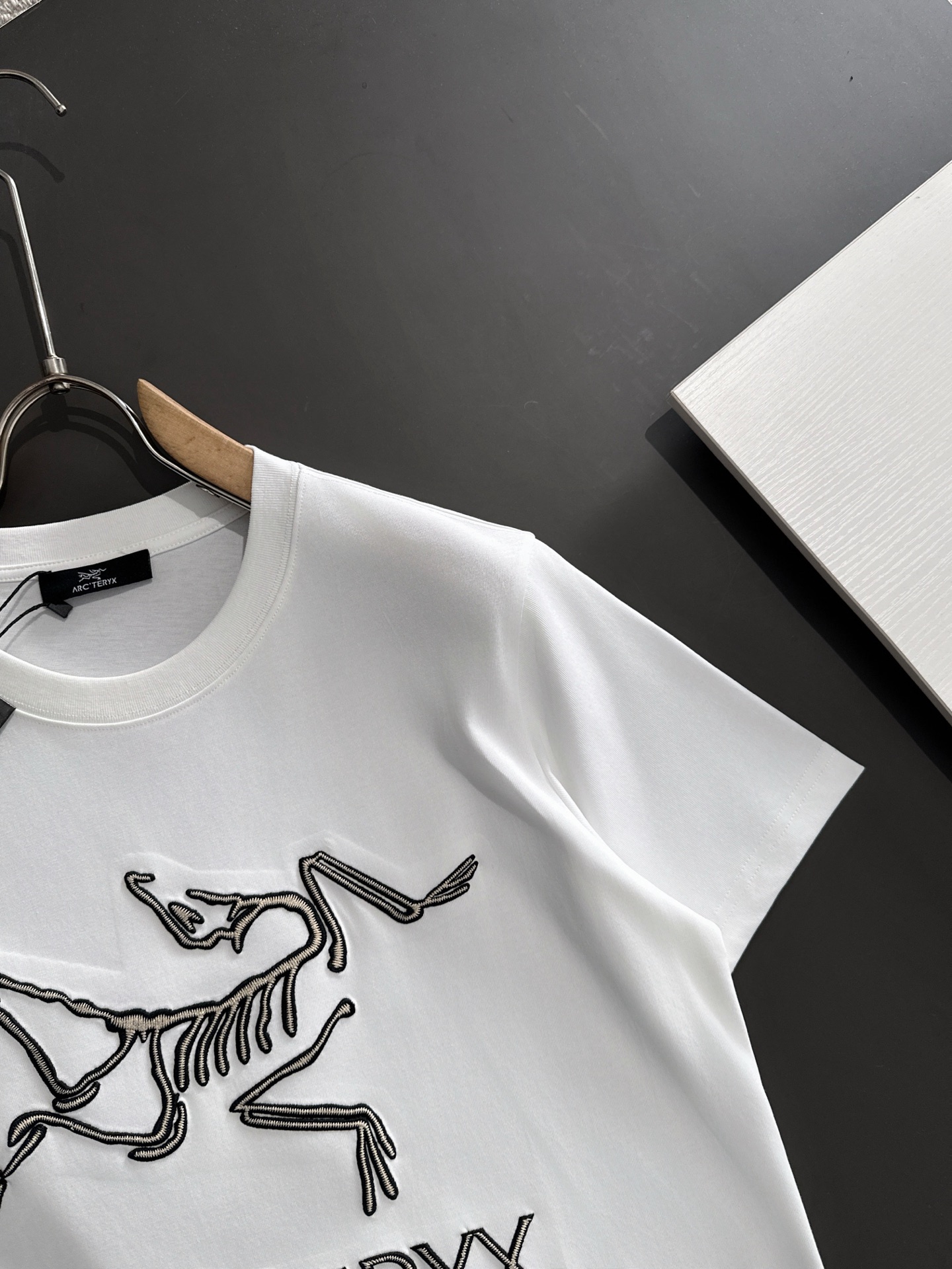  新款    始祖鸟 🔥🔥高端定制 2025春夏新款首发专柜最新款短袖圆领T恤 高端订制 设计前卫时尚！