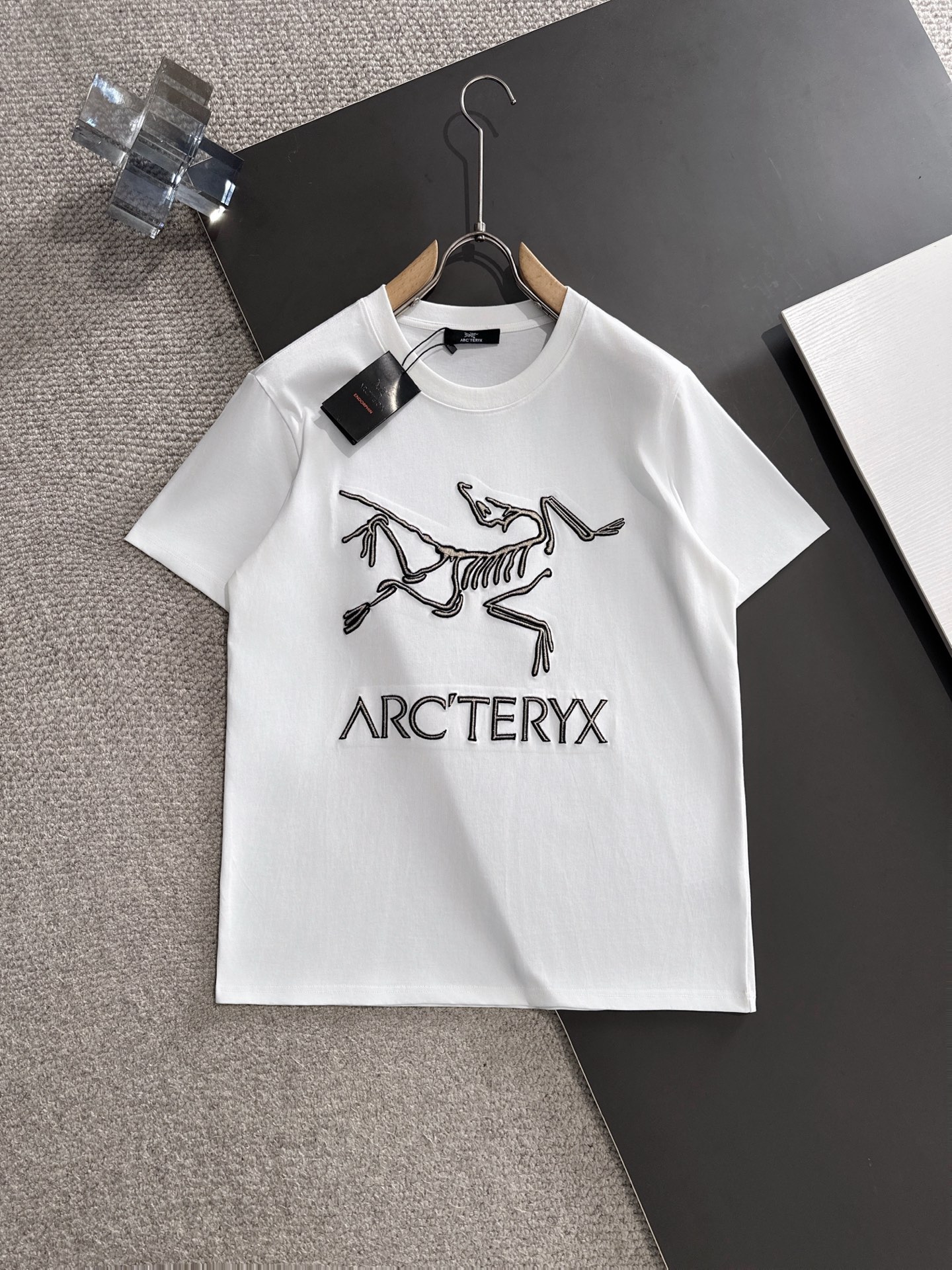  新款    始祖鸟 🔥🔥高端定制 2025春夏新款首发专柜最新款短袖圆领T恤 高端订制 设计前卫时尚！