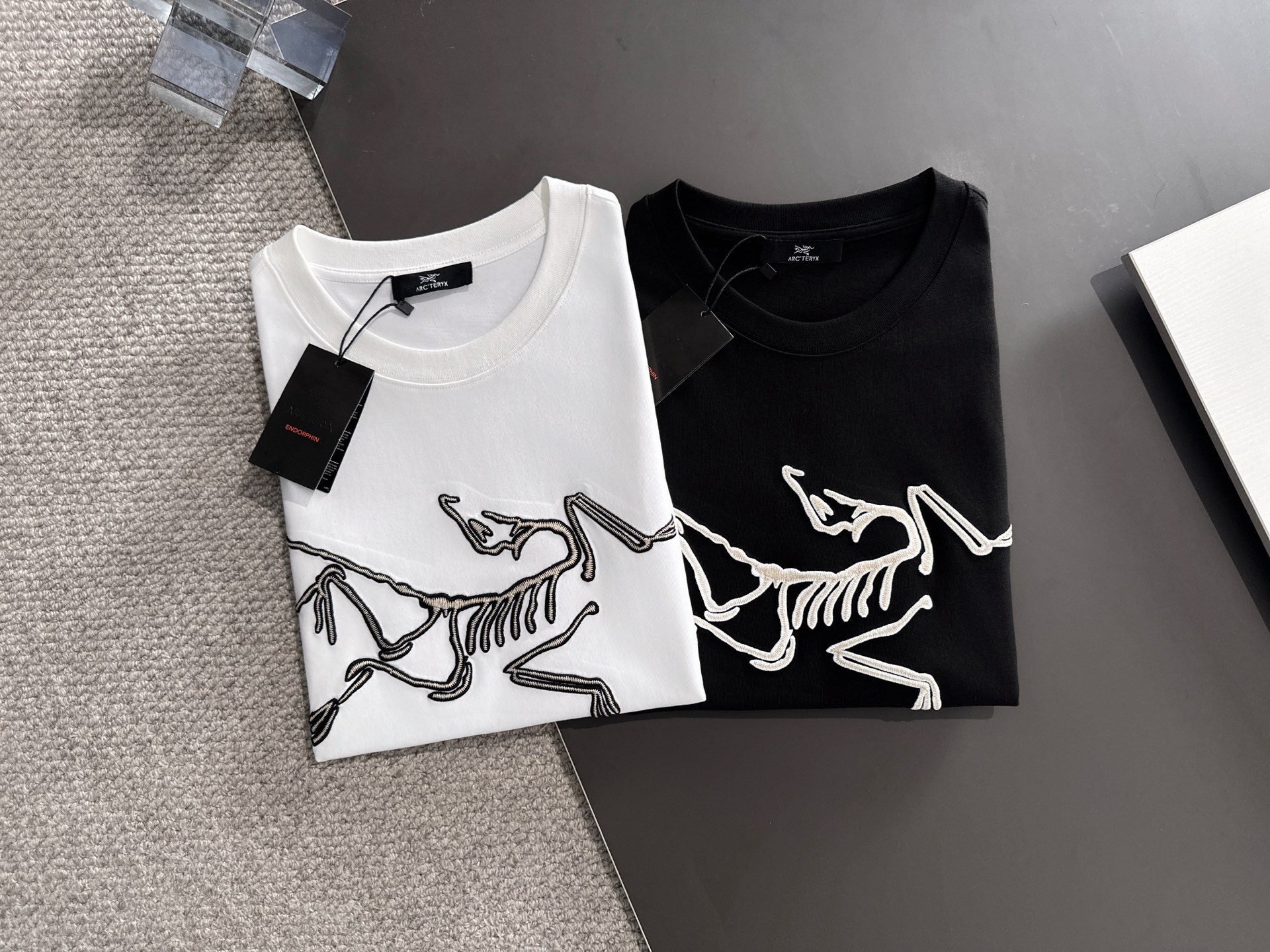  新款    始祖鸟 🔥🔥高端定制 2025春夏新款首发专柜最新款短袖圆领T恤 高端订制 设计前卫时尚！