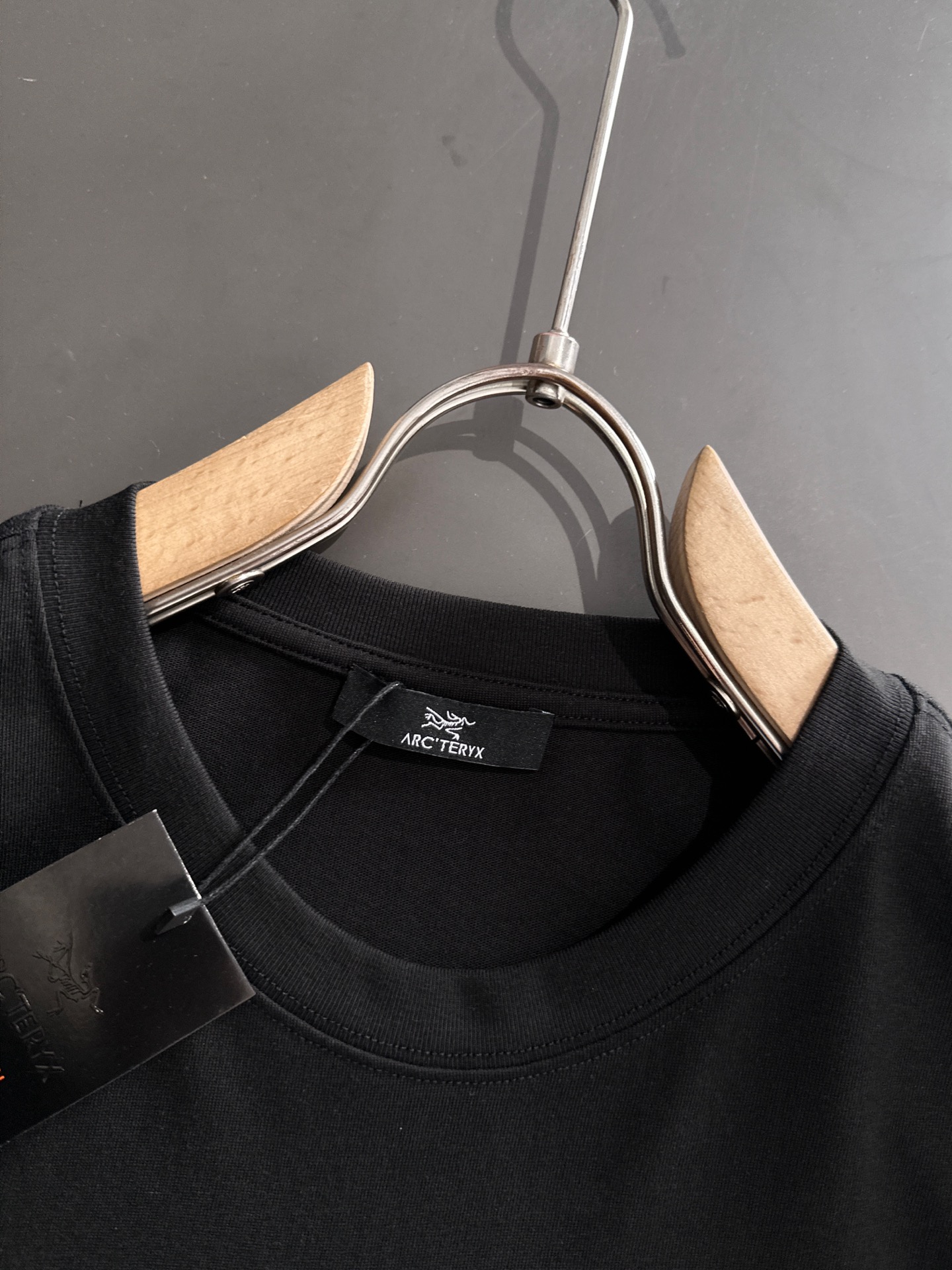  新款    始祖鸟 🔥🔥高端定制 2025春夏新款首发专柜最新款短袖圆领T恤 高端订制 设计前卫时尚！