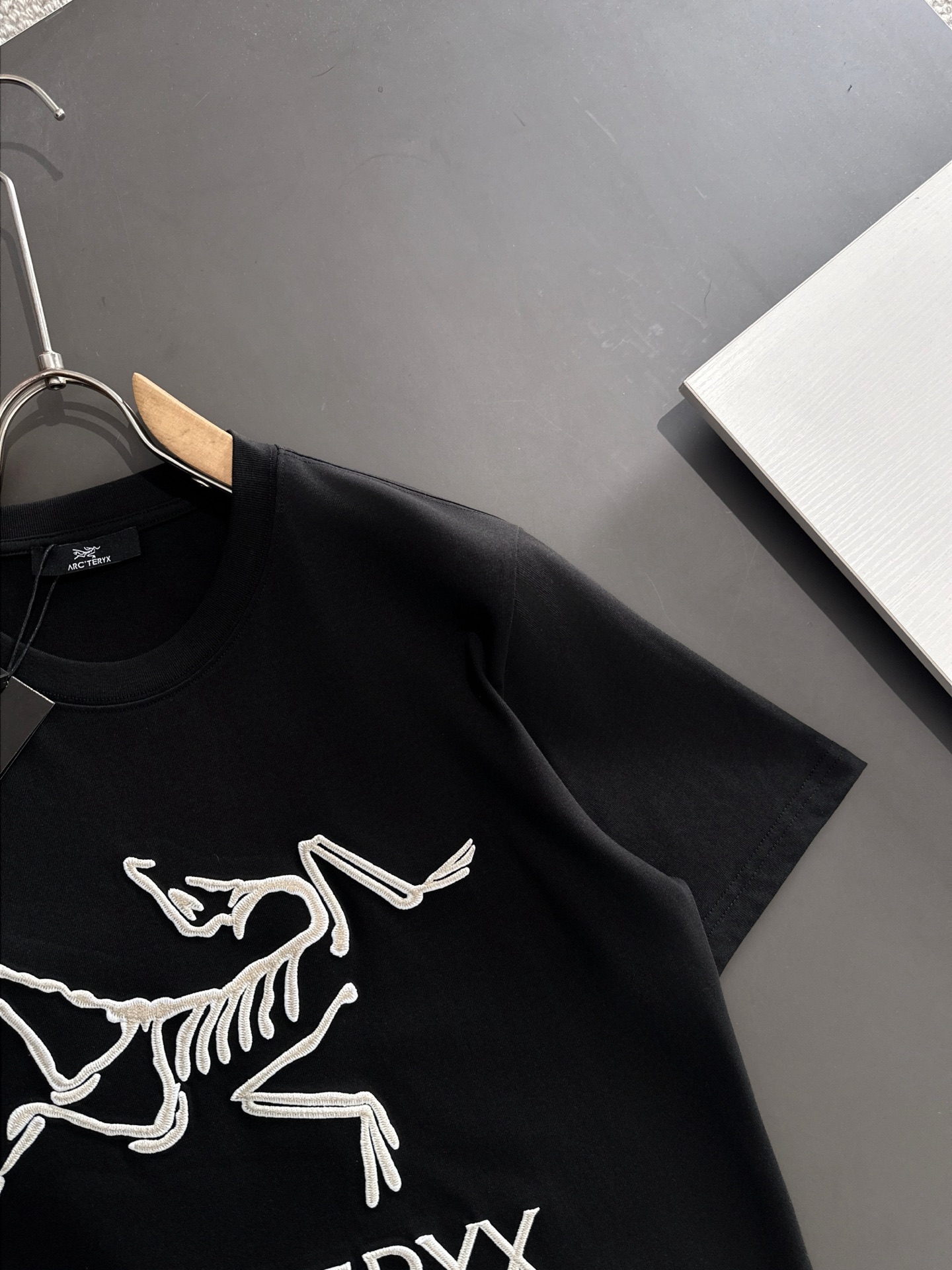  新款    始祖鸟 🔥🔥高端定制 2025春夏新款首发专柜最新款短袖圆领T恤 高端订制 设计前卫时尚！