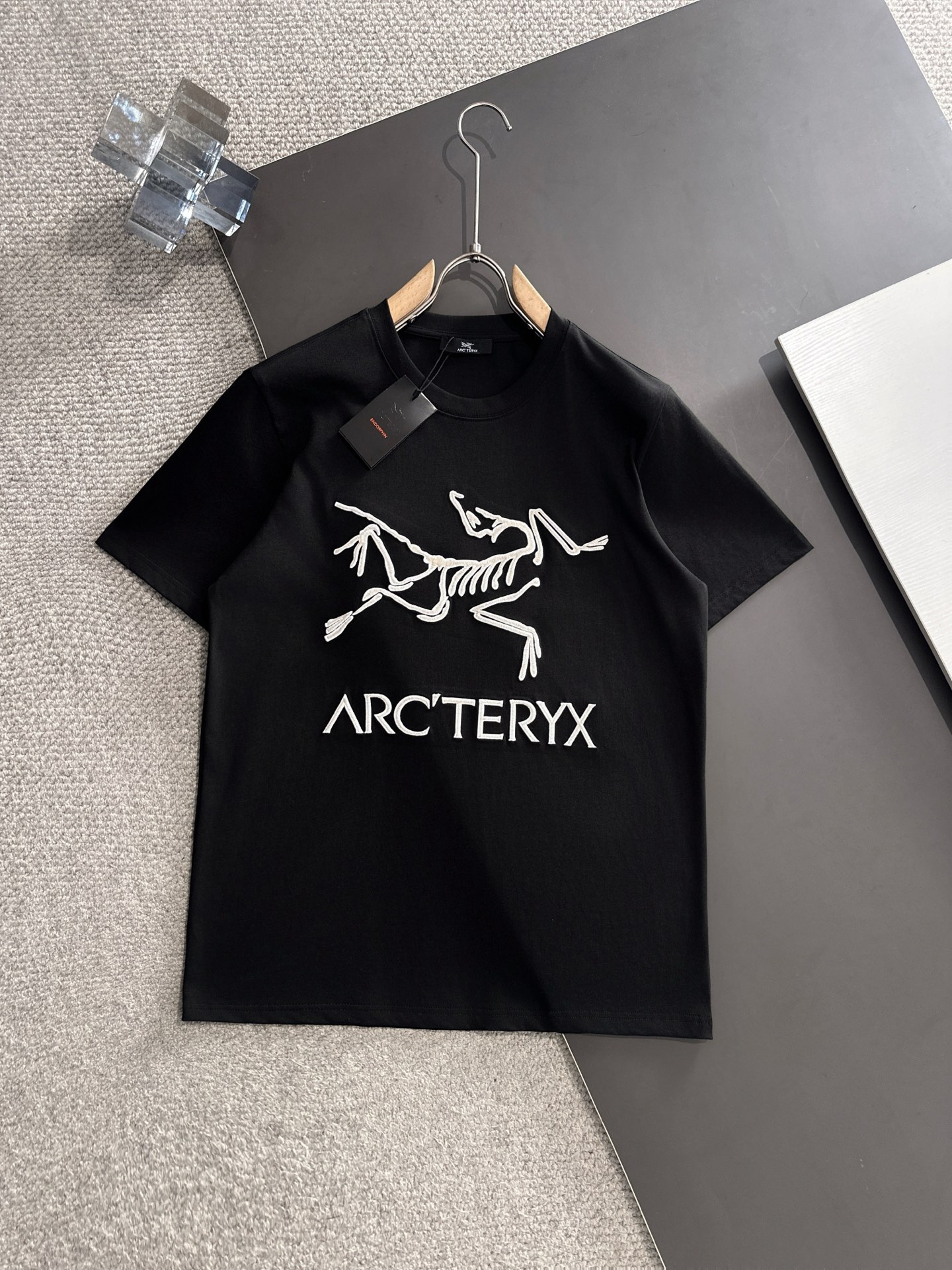  新款    始祖鸟 🔥🔥高端定制 2025春夏新款首发专柜最新款短袖圆领T恤 高端订制 设计前卫时尚！