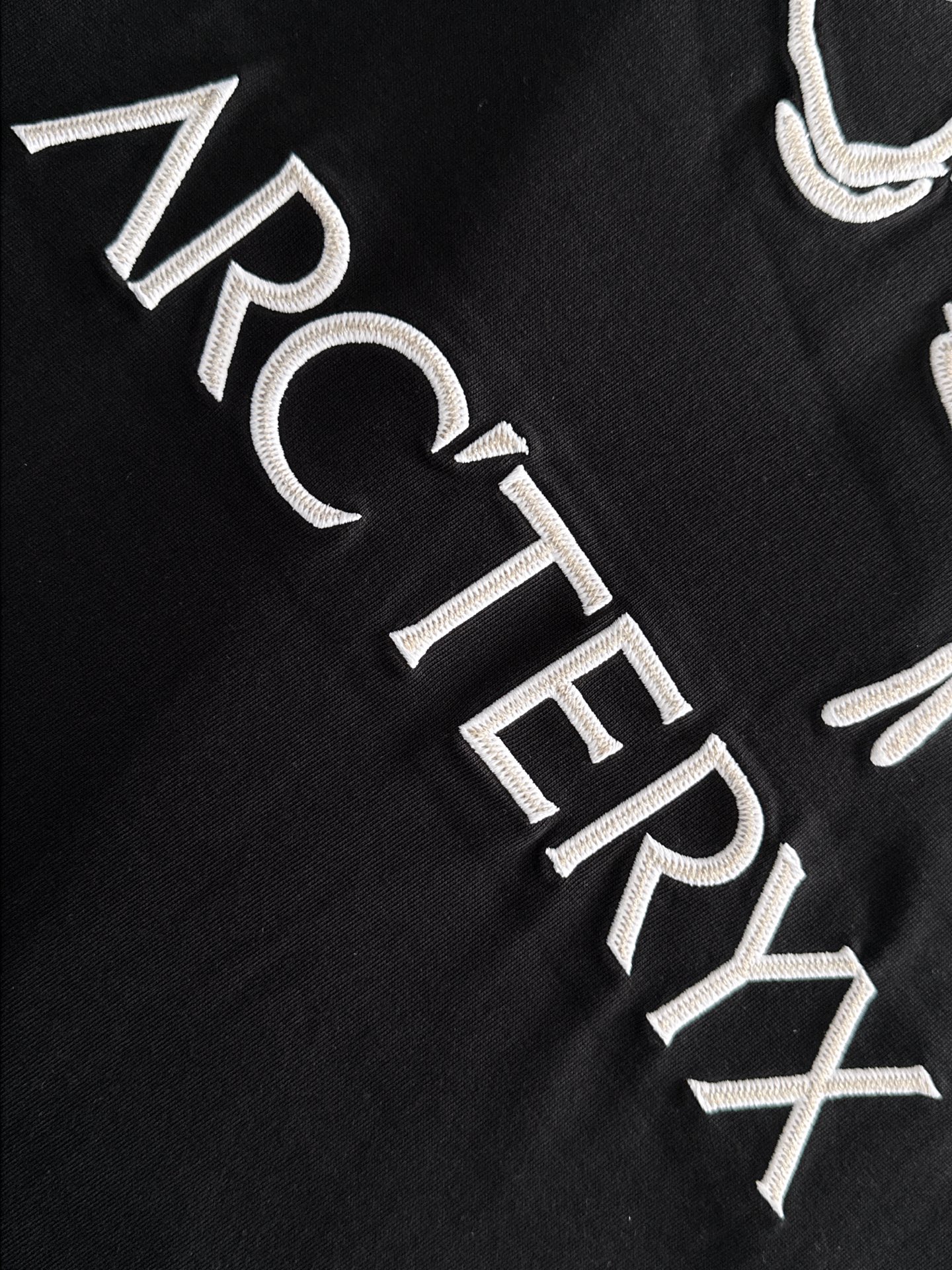  新款    始祖鸟 🔥🔥高端定制 2025春夏新款首发专柜最新款短袖圆领T恤 高端订制 设计前卫时尚！