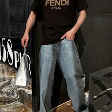 fend*芬家 2026春夏新款男女同情侣款👫休闲宽松棉质圆领短袖T恤衫!贸易公司渠道稀出,同步官网发售 fend*芬家 2026春夏新款男女同情侣款👫休闲宽松棉质圆领短袖T恤衫!贸易公司渠道稀出,同步官网发售