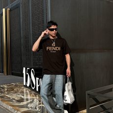 fend*芬家 2026春夏新款男女同情侣款👫休闲宽松棉质圆领短袖T恤衫!贸易公司渠道稀出,同步官网发售 fend*芬家 2026春夏新款男女同情侣款👫休闲宽松棉质圆领短袖T恤衫!贸易公司渠道稀出,同步官网发售
