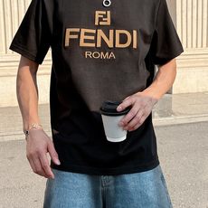 fend*芬家 2026春夏新款男女同情侣款👫休闲宽松棉质圆领短袖T恤衫!贸易公司渠道稀出,同步官网发售 fend*芬家 2026春夏新款男女同情侣款👫休闲宽松棉质圆领短袖T恤衫!贸易公司渠道稀出,同步官网发售