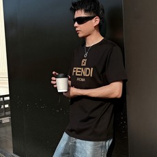 fend*芬家 2026春夏新款男女同情侣款👫休闲宽松棉质圆领短袖T恤衫!贸易公司渠道稀出,同步官网发售 fend*芬家 2026春夏新款男女同情侣款👫休闲宽松棉质圆领短袖T恤衫!贸易公司渠道稀出,同步官网发售