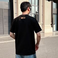 fend*芬家 2026春夏新款男女同情侣款👫休闲宽松棉质圆领短袖T恤衫!贸易公司渠道稀出,同步官网发售 fend*芬家 2026春夏新款男女同情侣款👫休闲宽松棉质圆领短袖T恤衫!贸易公司渠道稀出,同步官网发售