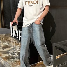 fend*芬家 2026春夏新款男女同情侣款👫休闲宽松棉质圆领短袖T恤衫!贸易公司渠道稀出,同步官网发售 fend*芬家 2026春夏新款男女同情侣款👫休闲宽松棉质圆领短袖T恤衫!贸易公司渠道稀出,同步官网发售
