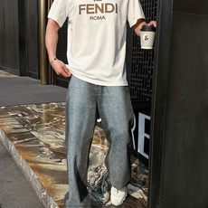 fend*芬家 2026春夏新款男女同情侣款👫休闲宽松棉质圆领短袖T恤衫!贸易公司渠道稀出,同步官网发售 fend*芬家 2026春夏新款男女同情侣款👫休闲宽松棉质圆领短袖T恤衫!贸易公司渠道稀出,同步官网发售