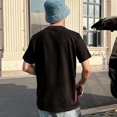 Prad*普家 2026春夏新款男女同情侣款👫休闲宽松棉质圆领短袖T恤衫!贸易公司渠道稀出,同步官网发售 Prad*普家 2026春夏新款男女同情侣款👫休闲宽松棉质圆领短袖T恤衫!贸易公司渠道稀出,同步官网发售