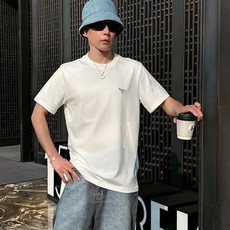 Prad*普家 2026春夏新款男女同情侣款👫休闲宽松棉质圆领短袖T恤衫!贸易公司渠道稀出,同步官网发售 Prad*普家 2026春夏新款男女同情侣款👫休闲宽松棉质圆领短袖T恤衫!贸易公司渠道稀出,同步官网发售
