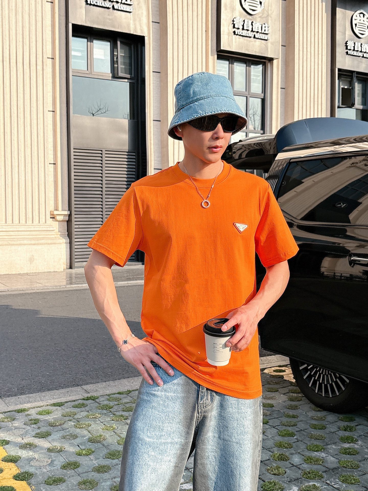 NO:502173,Prad*Pujia Spring and Summer 2025 new casual loose cotton round neck short-sleeved T-shirt for men and women!  Trading companies have sparse channels and are released on the official website at the same time!  The latest series of spring and summer 2025, classic fashion design elements, injecting full vitality into the new series. This T-shirt is carefully selected for imported cotton fabrics. The fabric feels skin-friendly and soft and delicate, and the high-end logo design of the clothes!  It has an extremely comfortable and breathable wearing experience. The whole item is very eye-catching and fashionable, and is deeply loved by young people today!  The loose round neck cut is a neutral style regardless of age and gender, suitable for matching all the styles and looks you need in your daily life!  It is recommended to wear couple outfits to go out on the street to make it more pleasing to the eye!  Color black, white, gray, blue, yellow Size S-2XL, prada, prada, T-shirt,tees, t-shirt,alexander wang19860909Prad*普家 2025春夏新款男女同情侣款休闲宽松棉质圆领短袖T恤衫！贸易公司渠道稀出,同步官网发售 ！ 2025春夏最新系列,经典时尚设计元素,为全新系列注入满满活力,这款T恤衫用心甄选客供进口棉面料制成,面料手感亲肤柔软细腻,衣身高端logo设计！拥有着无比舒适透气性的穿着体验,整件单品极具吸睛度与时尚感,深受当下年轻人的喜爱！基础宽松的圆领版型裁剪,不分年龄与性别的中性款式,适合搭配你日常所需的所有风格与造型！建议搭配情侣装出街会更为养眼出色！ 颜色黑色,白色,灰色,蓝色,黄色 尺码S-2XL,,prada,prada,T-shirt,tees，t-shirt,alexander wang,Men's clothing