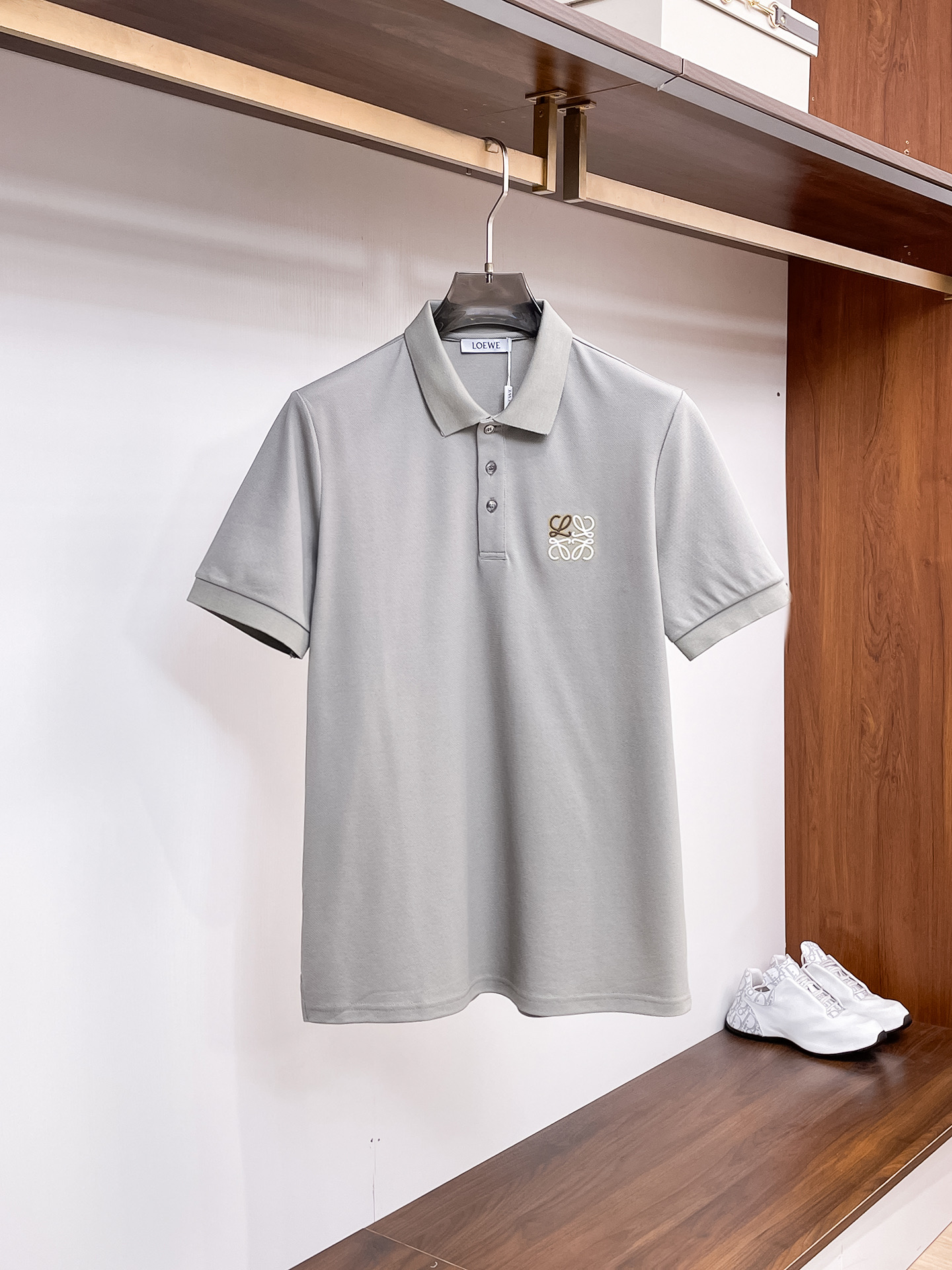 NO:733902,Loewe's 2026 spring and summer new men's logo short-sleeved polo shirt continues the classic business casual lapel polo shirt. This polo shirt is made of mercerized double-sided cotton pique fabric, and its timeless design can transcend fashion trends. Classic style, 2 brand LOGOs are three-dimensional and unique, making the whole body more detailed. Fitted version, the fabric is made of cotton pique fabric, which is comfortable, skin-friendly, and breathable. It is practical for daily commuting and leisure. Highly recommended.  Color black, white, gray Size M-3XL,,loewe,T-shirt,19860909.罗意威 2026春夏新款男士标识短袖polo衫,延续经典商务休闲翻领POLO恤.该款Polo衫采用丝光双面棉质珠地面料制成,隽永设计可跨越时尚潮流.经典款型,2品牌LOGO立体别致,让整体更具细节感 合体的版型,面料采用全棉珠地料,舒适,亲肤,透气好,平时通勤休闲都很实穿的一款 强烈推荐. 颜色黑色,白色,灰色 尺码M-3XL,,loewe,T-shirt,,Men's clothing