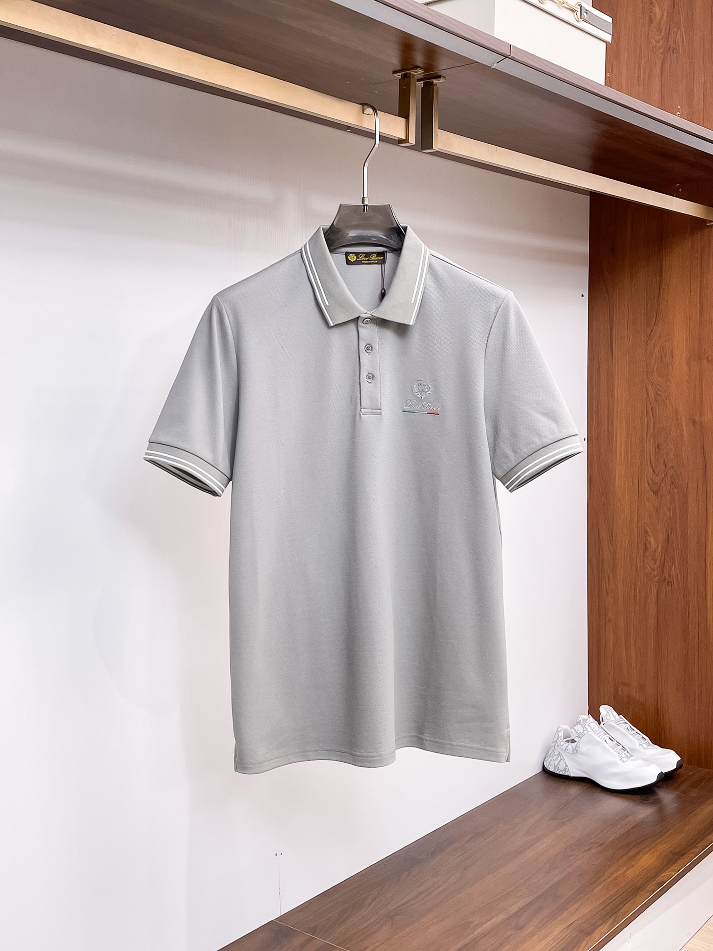 NO:733881,.LP 1916 spring and summer new men's logo short-sleeved polo shirt, continuing the classic business casual lapel polo shirt. This polo shirt is made of mercerized double-sided cotton pique fabric, and the timeless design can transcend fashion trends. Classic style, 2 brand LOGOs are three-dimensional and unique, making the whole body more detailed. Fitted version, the fabric is made of cotton pique fabric, comfortable, skin-friendly, good breathability, practical for daily commuting and leisure. Highly recommended. Color black, white, gray  Size M-3XL,,loro piana,T-shirt,19860909.LP 1916春夏新款男士标识短袖polo衫,延续经典商务休闲翻领POLO恤.该款Polo衫采用丝光双面棉质珠地面料制成,隽永设计可跨越时尚潮流.经典款型,2品牌LOGO立体别致,让整体更具细节感 合体的版型,面料采用全棉珠地料,舒适,亲肤,透气好,平时通勤休闲都很实穿的一款 强烈推荐. 颜色黑色,白色,灰色 尺码M-3XL,,loro piana,T-shirt,,Men's clothing