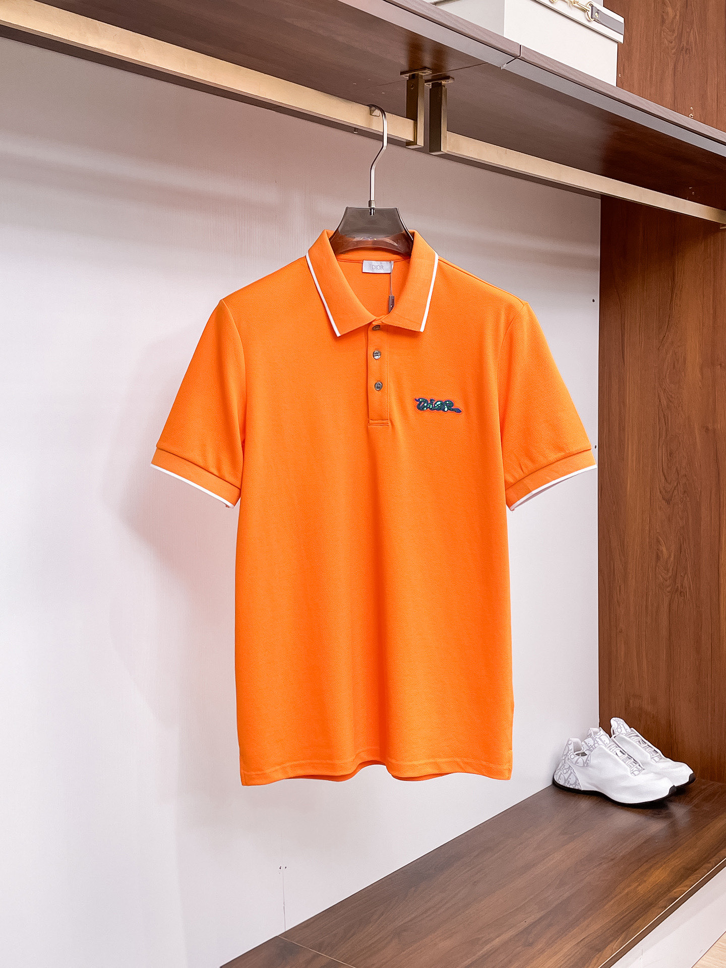 NO:733886,.Dior's 2026 spring and summer new men's logo short-sleeved polo shirt continues the classic business casual lapel polo shirt. This polo shirt is made of mercerized double-sided cotton pique fabric, and the timeless design can transcend fashion trends. Classic style, 2 brand LOGOs are three-dimensional and unique, making the whole body more detailed. Fitted version, the fabric is made of cotton pique fabric, comfortable, skin-friendly, good breathability, and practical for daily commuting and leisure. Highly recommended. Colors black, white, orange  Size M-3XL,,dior,T-shirt,19860909.迪奥 2026春夏新款男士标识短袖polo衫,延续经典商务休闲翻领POLO恤.该款Polo衫采用丝光双面棉质珠地面料制成,隽永设计可跨越时尚潮流.经典款型,2品牌LOGO立体别致,让整体更具细节感 合体的版型,面料采用全棉珠地料,舒适,亲肤,透气好,平时通勤休闲都很实穿的一款 强烈推荐. 颜色黑色,白色,橙色 尺码M-3XL,,dior,T-shirt,,Men's clothing