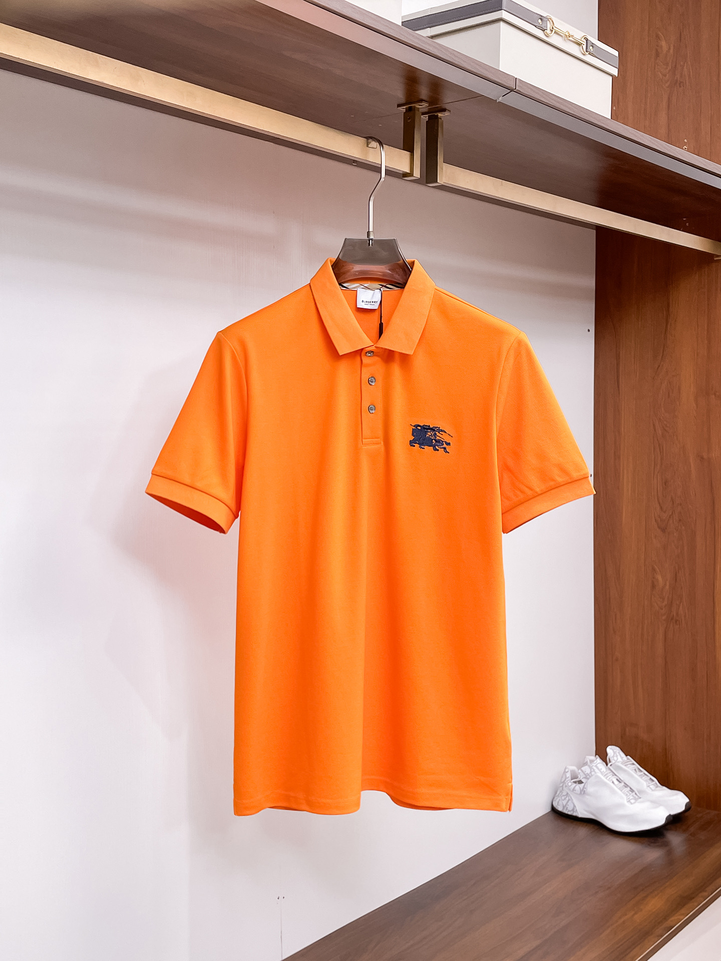 NO:733891,.Burberry's 2026 spring and summer new men's logo short-sleeved polo shirt continues the classic business casual lapel polo shirt. This polo shirt is made of mercerized double-sided cotton pique fabric, and the timeless design can transcend fashion trends. The classic style, 2 brand LOGOs are three-dimensional and unique, making the whole body more detailed. The fit version, the fabric is made of cotton pique fabric, comfortable, skin-friendly, good breathability, practical for daily commuting and leisure. Highly recommended.  Color black, white, orange Size M-3XL, burberry, T-shirt,19860909.巴宝莉 2026春夏新款男士标识短袖polo衫,延续经典商务休闲翻领POLO恤.该款Polo衫采用丝光双面棉质珠地面料制成,隽永设计可跨越时尚潮流.经典款型,2品牌LOGO立体别致,让整体更具细节感 合体的版型,面料采用全棉珠地料,舒适,亲肤,透气好,平时通勤休闲都很实穿的一款 强烈推荐. 颜色黑色,白色,橙色 尺码M-3XL,,burberry,T-shirt,,Men's clothing