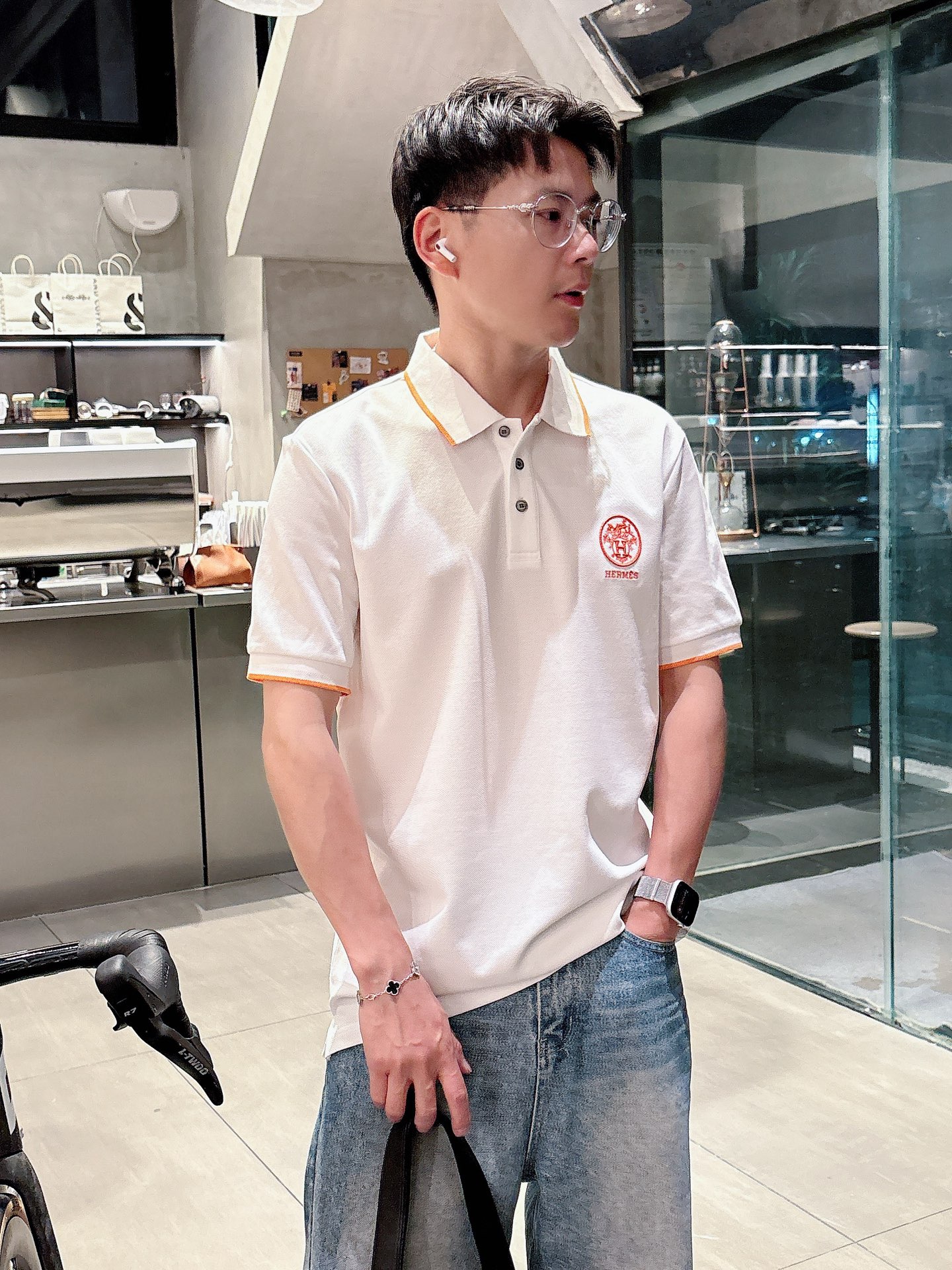 NO:431636,Hermes 2025 spring and summer new polo collar short-sleeved series. Selected top-grade mercerized bead floor cotton fabrics, complete with three standards!  Fashionable brand elements logo design, the upper body style is excellent, the fabric is delicate, comfortable and breathable, and it is super good-looking and must-have for fashionable men!  Size M-3XL Color black, white, gray, orange Data reference M: bust 104cm-shoulder width 45cm-shoulder length 69cm-sleeve length 21cm L: bust 108cm-shoulder width 46cm-sleeve length 70cm-sleeve length 22cm XL: bust 112cm-shoulder width 47cm-sleeve length 71cm-sleeve length 23cm XXL: bust 116cm-shoulder width 48cm-sleeve length 72cm-sleeve length 24cm 3XL: bust 120cm-shoulder width 49cm-sleeve length 73cm-sleeve length 24cm, hermes, T-shirt, alexander wang19860909爱马仕 2025春夏新款polo领短袖系列.精选顶级丝光珠地棉面料,三标齐全！时尚大牌元素logo工艺设计,上身版型超赞,面料细腻舒适透气,随意搭配都超级好看时尚型男必备款哦！ 尺码M-3XL 颜色黑色,白色,灰色,橙色 数据参考 M码:胸围104cm-肩宽45cm-衣长69cm-袖长21cm L码:胸围108cm-肩宽46cm-衣长70cm-袖长22cm XL码:胸围112cm-肩宽47cm-衣长71cm-袖长23cm XXL码:胸围116cm-肩宽48cm-衣长72cm-袖长24cm 3XL码:胸围120cm-肩宽49cm-衣长73cm-袖长24cm,,hermes,T-shirt,alexander wang,Men's clothing