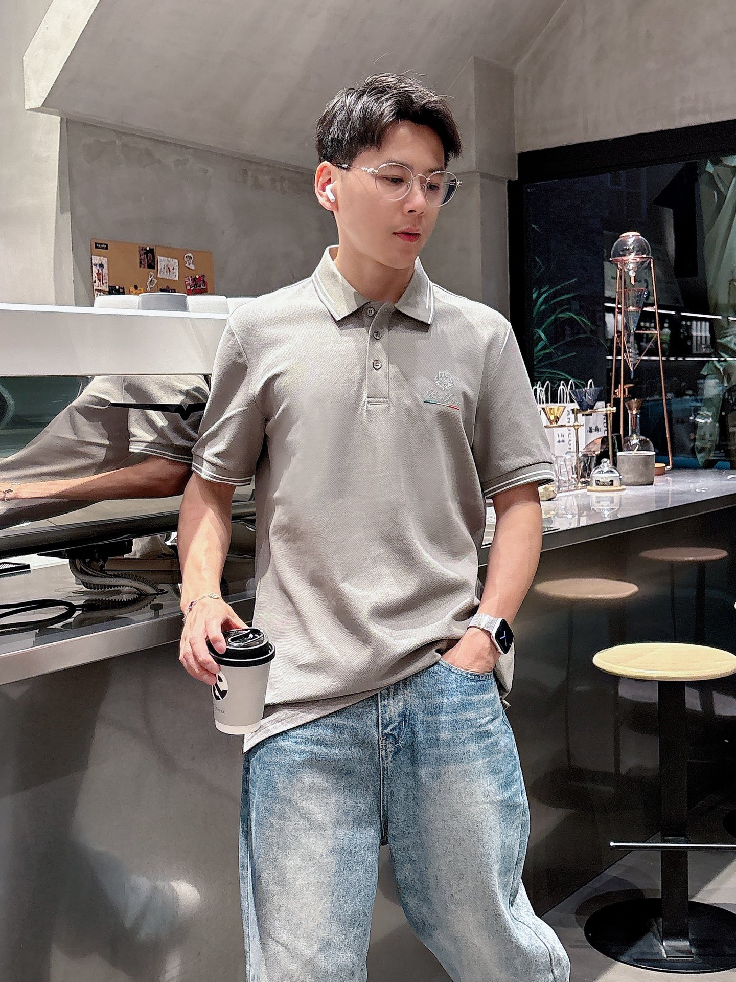 NO:431621,LP spring and summer new polo collar short-sleeved series. Selected top-grade mercerized bead floor cotton fabrics, complete with three specifications!  Fashionable brand elements logo design, the upper body style is excellent, the fabric is delicate, comfortable and breathable, and it is super good-looking and must-have for fashionable men!  Size M-3XL Color black, white, gray Data reference M: bust 104cm-shoulder width 45cm-sleeved length 69cm-sleeved length 21cm L: bust 108cm-shoulder width 46cm-sleeved length 70cm-sleeved length 22cm XL: bust 112cm-shoulder width 47cm-sleeved length 71cm-sleeved length 23cm XXL: bust 116cm-shoulder width 48cm-sleeved length 72cm-sleeved length 24cm 3XL: bust 120cm-shoulder width 49cm-sleeved length 73cm-sleeved length 24cm, loro piano, T-shirt, alexander wang19860909LP 春夏新款polo领短袖系列.精选顶级丝光珠地棉面料,三标齐全！时尚大牌元素logo工艺设计,上身版型超赞,面料细腻舒适透气,随意搭配都超级好看时尚型男必备款哦！ 尺码M-3XL 颜色黑色,白色,灰色 数据参考 M码:胸围104cm-肩宽45cm-衣长69cm-袖长21cm L码:胸围108cm-肩宽46cm-衣长70cm-袖长22cm XL码:胸围112cm-肩宽47cm-衣长71cm-袖长23cm XXL码:胸围116cm-肩宽48cm-衣长72cm-袖长24cm 3XL码:胸围120cm-肩宽49cm-衣长73cm-袖长24cm,,loro piana,T-shirt,alexander wang,Men's clothing