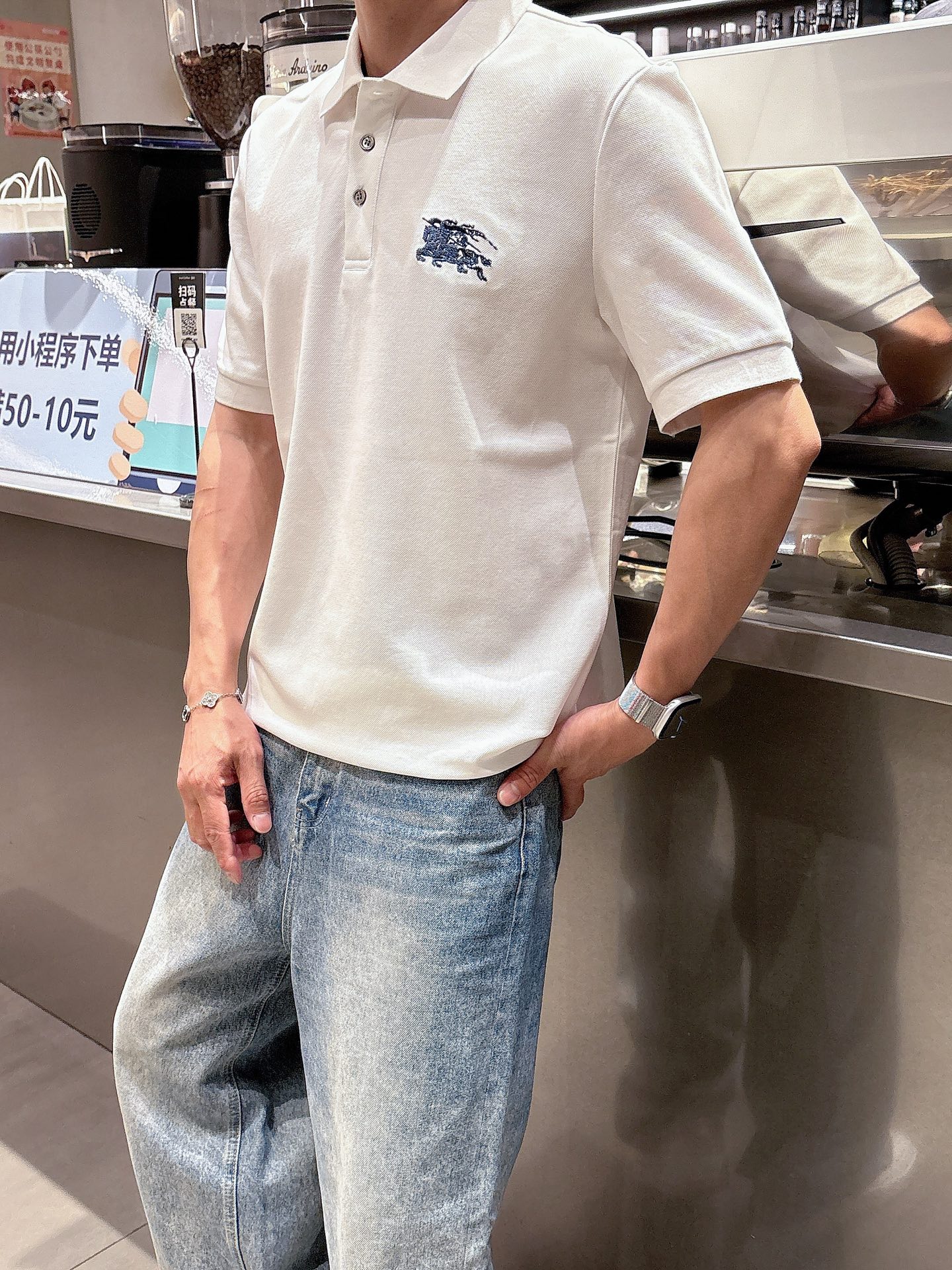 P160 巴宝莉 2025春夏新款polo领短袖系列。精选顶级丝光珠地棉面料,三标齐全!时尚大牌元素logo工艺设计,上身版型超赞,面料细腻舒适透气,随意搭配都超级好看👍时尚型男必备款哦!
尺码:M-3XL
颜色:黑色,白色,橙色
数据参考:
M码:胸围104cm-肩宽45cm-衣长69cm-袖长21cm
L码:胸围108cm-肩宽46cm-衣长70cm-袖长22cm
XL码:胸围112cm-肩宽47cm-衣长71cm-袖长23cm
XXL码:胸围116cm-肩宽48cm-衣长72cm-袖长24cm
3XL码:胸围120cm-肩宽49cm-衣长73cm-袖长24cm