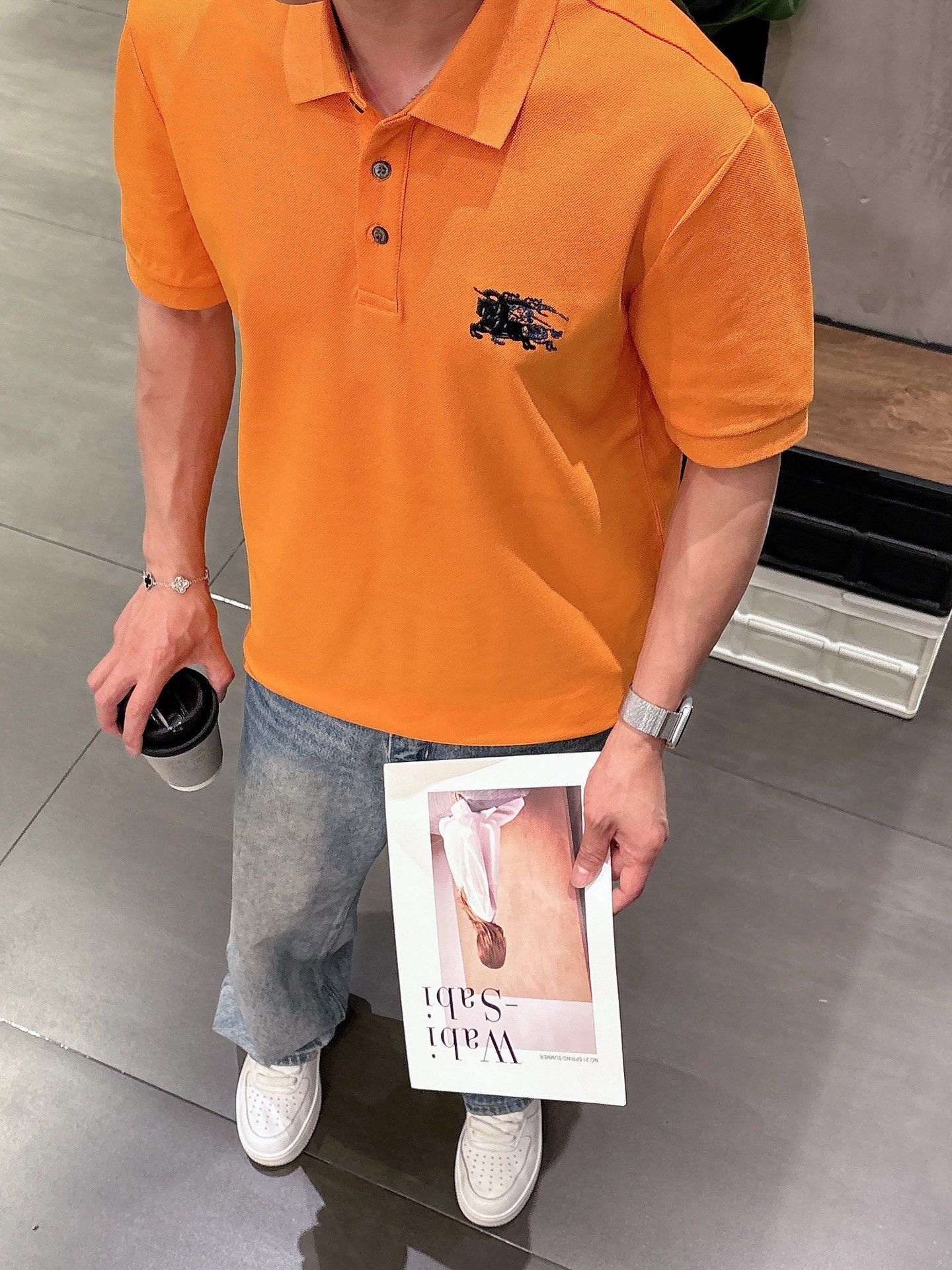P160 巴宝莉 2025春夏新款polo领短袖系列。精选顶级丝光珠地棉面料,三标齐全!时尚大牌元素logo工艺设计,上身版型超赞,面料细腻舒适透气,随意搭配都超级好看👍时尚型男必备款哦!
尺码:M-3XL
颜色:黑色,白色,橙色
数据参考:
M码:胸围104cm-肩宽45cm-衣长69cm-袖长21cm
L码:胸围108cm-肩宽46cm-衣长70cm-袖长22cm
XL码:胸围112cm-肩宽47cm-衣长71cm-袖长23cm
XXL码:胸围116cm-肩宽48cm-衣长72cm-袖长24cm
3XL码:胸围120cm-肩宽49cm-衣长73cm-袖长24cm