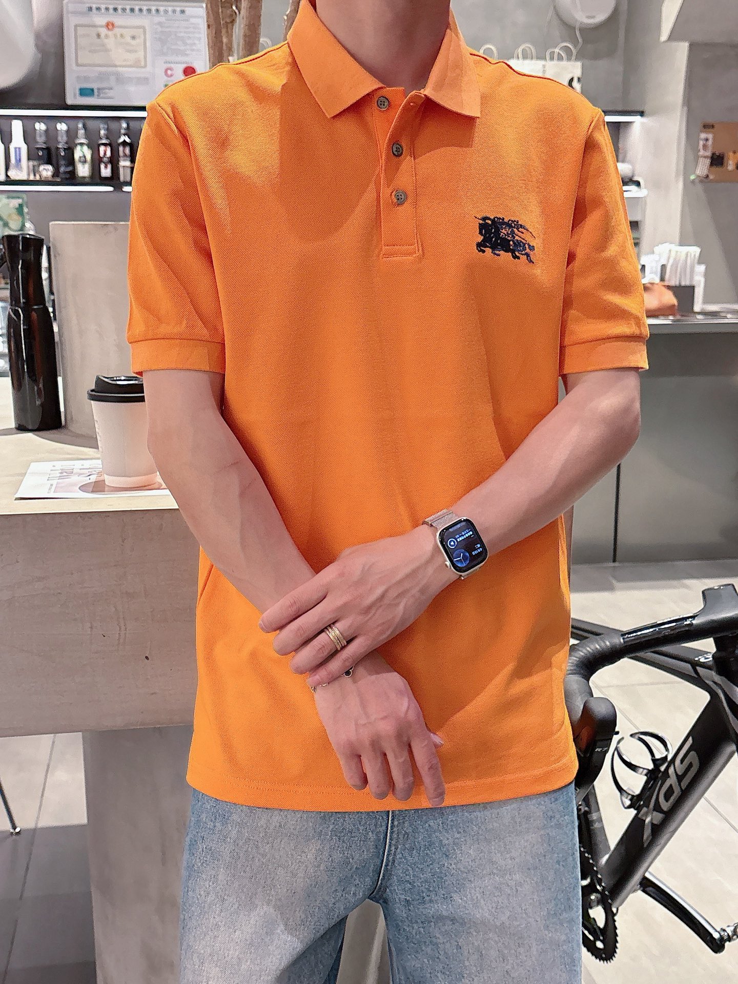 P160 巴宝莉 2025春夏新款polo领短袖系列。精选顶级丝光珠地棉面料,三标齐全!时尚大牌元素logo工艺设计,上身版型超赞,面料细腻舒适透气,随意搭配都超级好看👍时尚型男必备款哦!
尺码:M-3XL
颜色:黑色,白色,橙色
数据参考:
M码:胸围104cm-肩宽45cm-衣长69cm-袖长21cm
L码:胸围108cm-肩宽46cm-衣长70cm-袖长22cm
XL码:胸围112cm-肩宽47cm-衣长71cm-袖长23cm
XXL码:胸围116cm-肩宽48cm-衣长72cm-袖长24cm
3XL码:胸围120cm-肩宽49cm-衣长73cm-袖长24cm