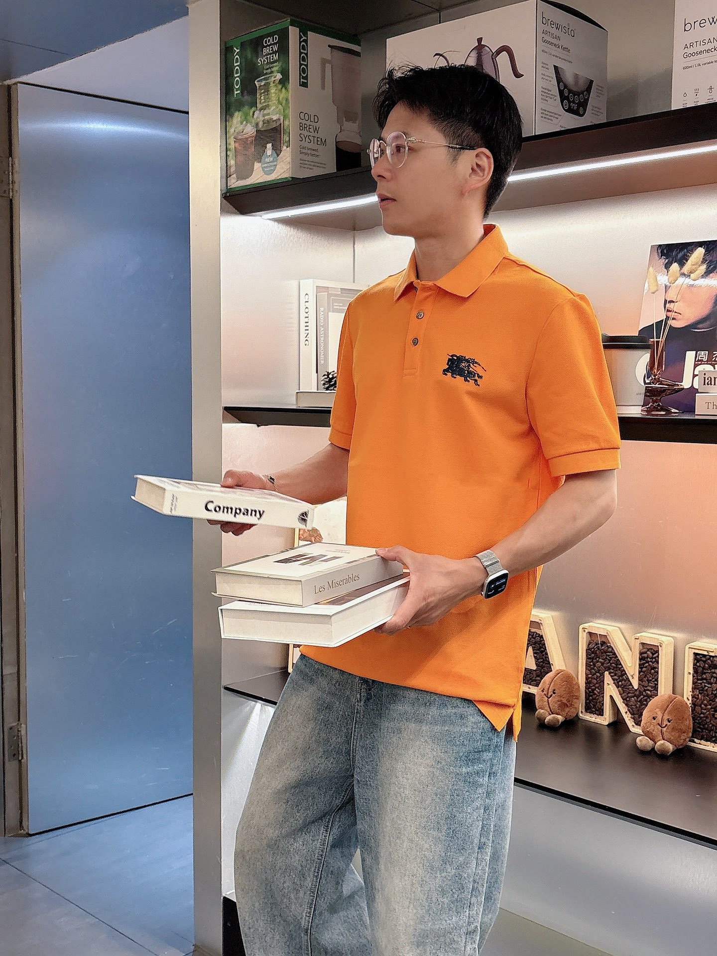 P160 巴宝莉 2025春夏新款polo领短袖系列。精选顶级丝光珠地棉面料,三标齐全!时尚大牌元素logo工艺设计,上身版型超赞,面料细腻舒适透气,随意搭配都超级好看👍时尚型男必备款哦!
尺码:M-3XL
颜色:黑色,白色,橙色
数据参考:
M码:胸围104cm-肩宽45cm-衣长69cm-袖长21cm
L码:胸围108cm-肩宽46cm-衣长70cm-袖长22cm
XL码:胸围112cm-肩宽47cm-衣长71cm-袖长23cm
XXL码:胸围116cm-肩宽48cm-衣长72cm-袖长24cm
3XL码:胸围120cm-肩宽49cm-衣长73cm-袖长24cm