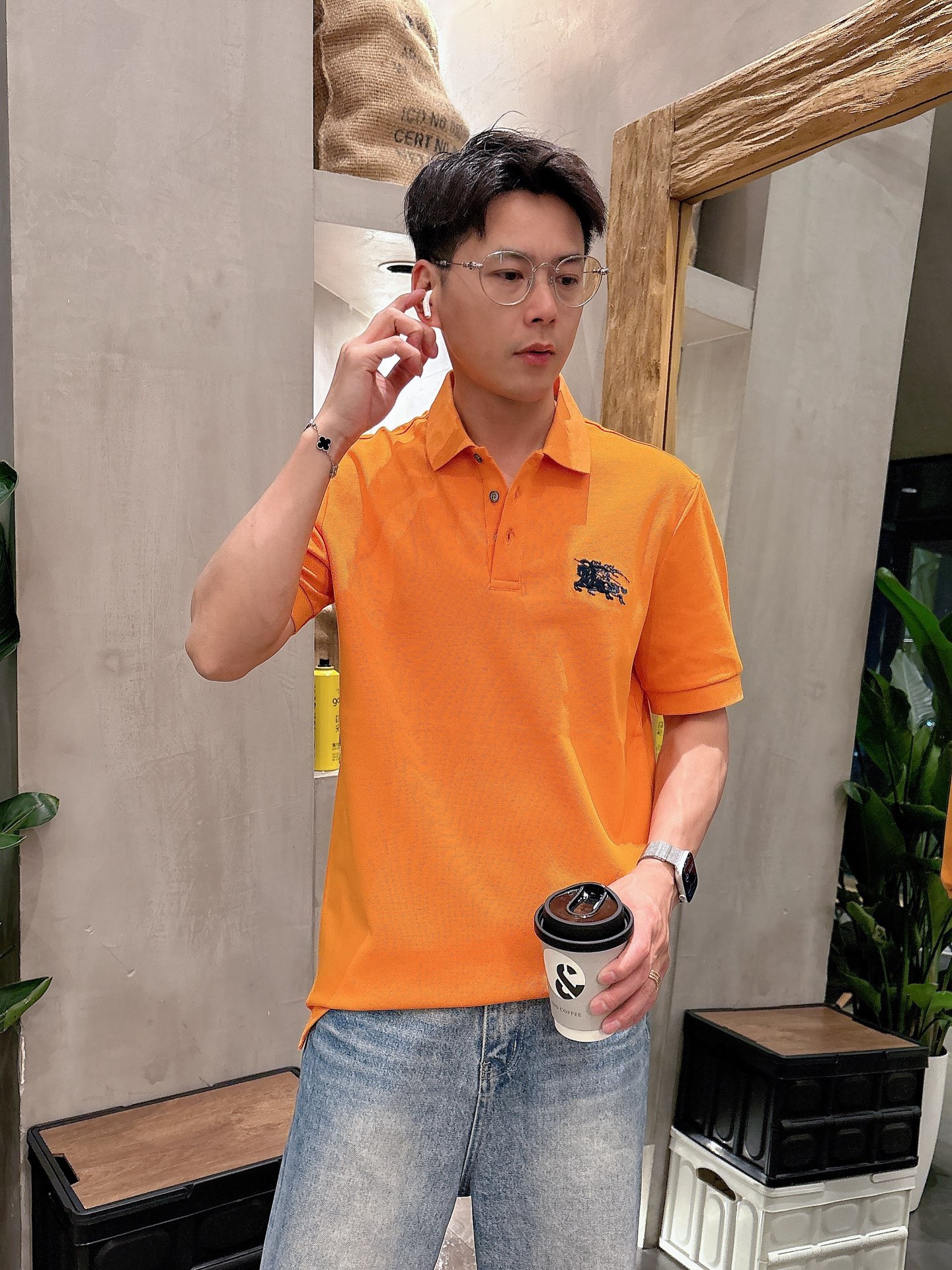 P160 巴宝莉 2025春夏新款polo领短袖系列。精选顶级丝光珠地棉面料,三标齐全!时尚大牌元素logo工艺设计,上身版型超赞,面料细腻舒适透气,随意搭配都超级好看👍时尚型男必备款哦!
尺码:M-3XL
颜色:黑色,白色,橙色
数据参考:
M码:胸围104cm-肩宽45cm-衣长69cm-袖长21cm
L码:胸围108cm-肩宽46cm-衣长70cm-袖长22cm
XL码:胸围112cm-肩宽47cm-衣长71cm-袖长23cm
XXL码:胸围116cm-肩宽48cm-衣长72cm-袖长24cm
3XL码:胸围120cm-肩宽49cm-衣长73cm-袖长24cm
