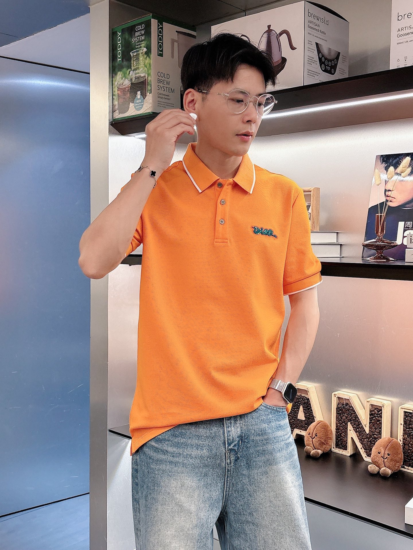 NO:431628,Dior 2025 spring and summer new polo collar short-sleeved series. Selected top-grade mercerized bead floor cotton fabrics, complete with three standards!  Fashionable brand elements logo design, the upper body style is excellent, the fabric is delicate, comfortable and breathable, and it is super good-looking and must-have for fashionable men!  Size M-3XL Color black, white, orange Data reference M: bust 104cm-shoulder width 45cm-shoulder length 69cm-sleeve length 21cm L: bust 108cm-shoulder width 46cm-sleeve length 70cm-sleeve length 22cm XL: bust 112cm-shoulder width 47cm-sleeve length 71cm-sleeve length 23cm XXL: bust 116cm-shoulder width 48cm-sleeve length 72cm-sleeve length 24cm 3XL: bust 120cm-shoulder width 49cm-sleeve length 73cm-sleeve length 24cm, dior, T-shirt, alexander wang19860909迪奥 2025春夏新款polo领短袖系列.精选顶级丝光珠地棉面料,三标齐全！时尚大牌元素logo工艺设计,上身版型超赞,面料细腻舒适透气,随意搭配都超级好看时尚型男必备款哦！ 尺码M-3XL 颜色黑色,白色,橙色 数据参考 M码:胸围104cm-肩宽45cm-衣长69cm-袖长21cm L码:胸围108cm-肩宽46cm-衣长70cm-袖长22cm XL码:胸围112cm-肩宽47cm-衣长71cm-袖长23cm XXL码:胸围116cm-肩宽48cm-衣长72cm-袖长24cm 3XL码:胸围120cm-肩宽49cm-衣长73cm-袖长24cm,,dior,T-shirt,alexander wang,Men's clothing