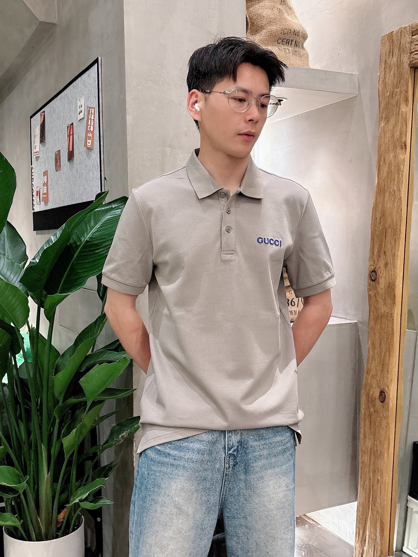 NO:431632,Gucci's new spring and summer 2025 polo collar short-sleeved series. Selected top-grade mercerized bead floor cotton fabrics, complete with three standards!  Fashionable brand elements logo design, the upper body style is excellent, the fabric is delicate, comfortable and breathable, and it is super good-looking and must-have for fashionable men!  Size M-3XL Color black, white, gray Data reference M: bust 104cm-shoulder width 45cm-shoulder length 69cm-sleeve length 21cm L: bust 108cm-shoulder width 46cm-sleeve length 70cm-sleeve length 22cm XL: bust 112cm-shoulder width 47cm-sleeve length 71cm-sleeve length 23cm XXL: bust 116cm-shoulder width 48cm-sleeve length 72cm-sleeve length 24cm 3XL: bust 120cm-shoulder width 49cm-sleeve length 73cm-sleeve length 24cm, gucci, T-shirt, alexander wang19860909古驰 2025春夏新款polo领短袖系列.精选顶级丝光珠地棉面料,三标齐全！时尚大牌元素logo工艺设计,上身版型超赞,面料细腻舒适透气,随意搭配都超级好看时尚型男必备款哦！ 尺码M-3XL 颜色黑色,白色,灰色 数据参考 M码:胸围104cm-肩宽45cm-衣长69cm-袖长21cm L码:胸围108cm-肩宽46cm-衣长70cm-袖长22cm XL码:胸围112cm-肩宽47cm-衣长71cm-袖长23cm XXL码:胸围116cm-肩宽48cm-衣长72cm-袖长24cm 3XL码:胸围120cm-肩宽49cm-衣长73cm-袖长24cm,,gucci,T-shirt,alexander wang,Men's clothing