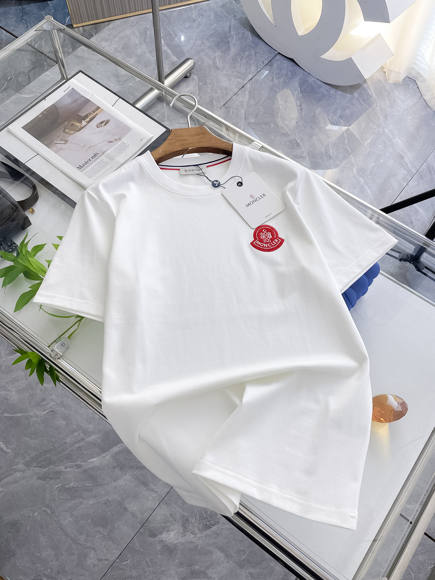 NO:757544,Meng Mouth High-end Customized 2026 Spring and Summer New Release Counter Latest Short-Sleeved Round Neck T-shirt High-end Customized Design Avant-garde Fashion!  The brand logo is designed with heavy craftsmanship. High-end customized mercerized cloud cotton fabric. Soft to the touch. Comfortable to wear. Exquisite stitching at the counter level. Fine workmanship. The upper body effect is incomparably handsome!  A must-have item for a stylish man!  Color Black White Size S-2XL,,Moncler,T-shirt,tees,t-shirt,19860909蒙口 高端定制 2026春夏新款首发专柜最新款短袖圆领T恤 高端订制 设计前卫时尚！品牌logo重工艺设计 高端定制丝光云朵棉面料.手感柔软.穿着舒适.专柜级别精致车线.做工精细.上身效果无敌帅气！型男必备单品！ 颜色黑色 白色 码数S-2XL,,Moncler,T-shirt,tees，t-shirt,,Men's clothing