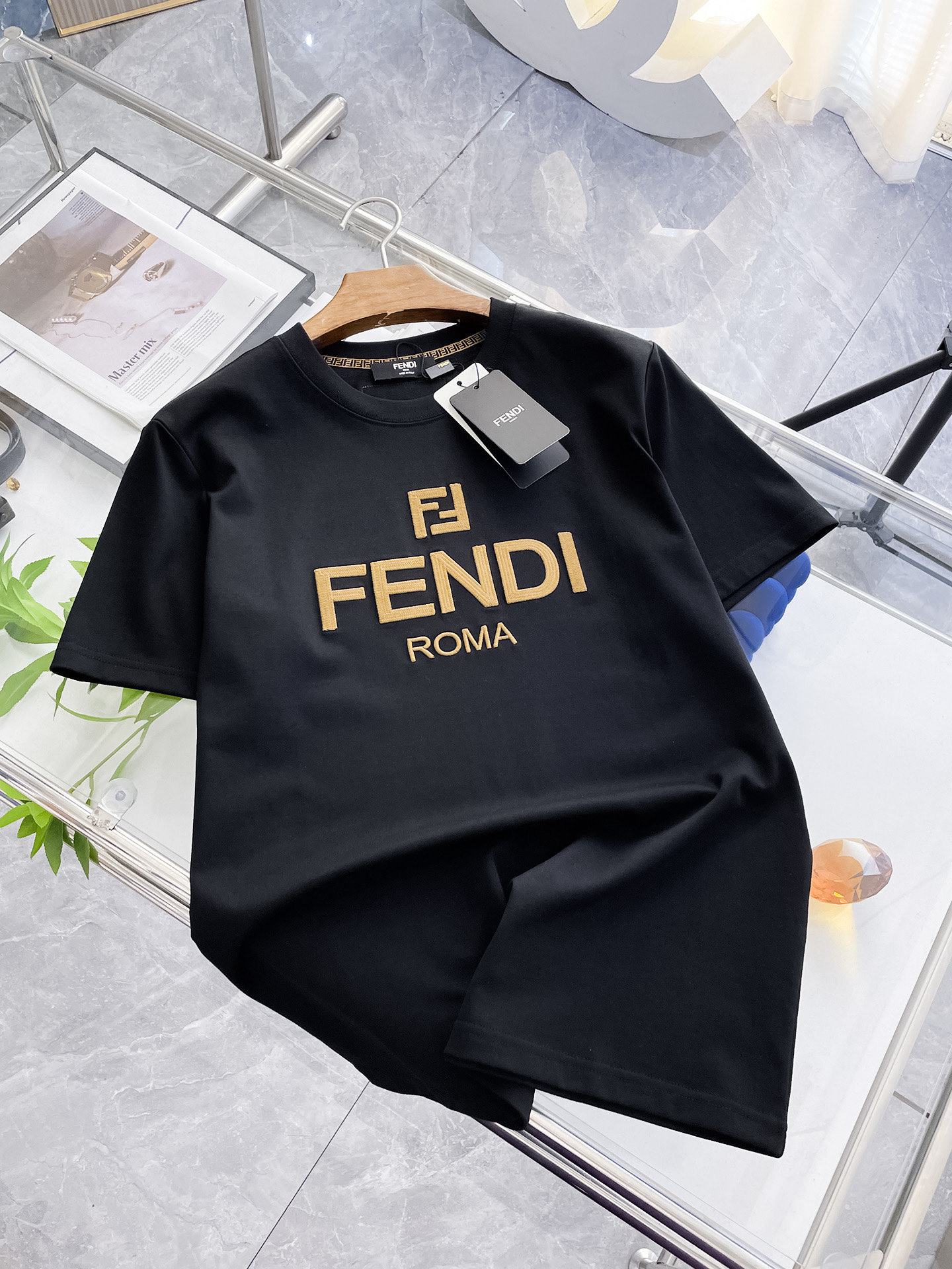 NO:757549,Fendi high-end customization 2026 spring and summer new style debut counter latest short-sleeved round neck T-shirt high-end customization design avant-garde fashion!  The brand logo is designed with heavy craftsmanship. High-end customized mercerized cloud cotton fabric. Soft to the touch. Comfortable to wear. Exquisite stitching at the counter level. Fine workmanship. The upper body effect is incomparably handsome!  A must-have item for a stylish man!  Color Black White Size S-2XL,,fendi,T-shirt,tees,t-shirt,19860909芬迪 高端定制 2026春夏新款首发专柜最新款短袖圆领T恤 高端订制 设计前卫时尚！品牌logo重工艺设计 高端定制丝光云朵棉面料.手感柔软.穿着舒适.专柜级别精致车线.做工精细.上身效果无敌帅气！型男必备单品！ 颜色黑色 白色 码数S-2XL,,fendi,T-shirt,tees，t-shirt,,Men's clothing