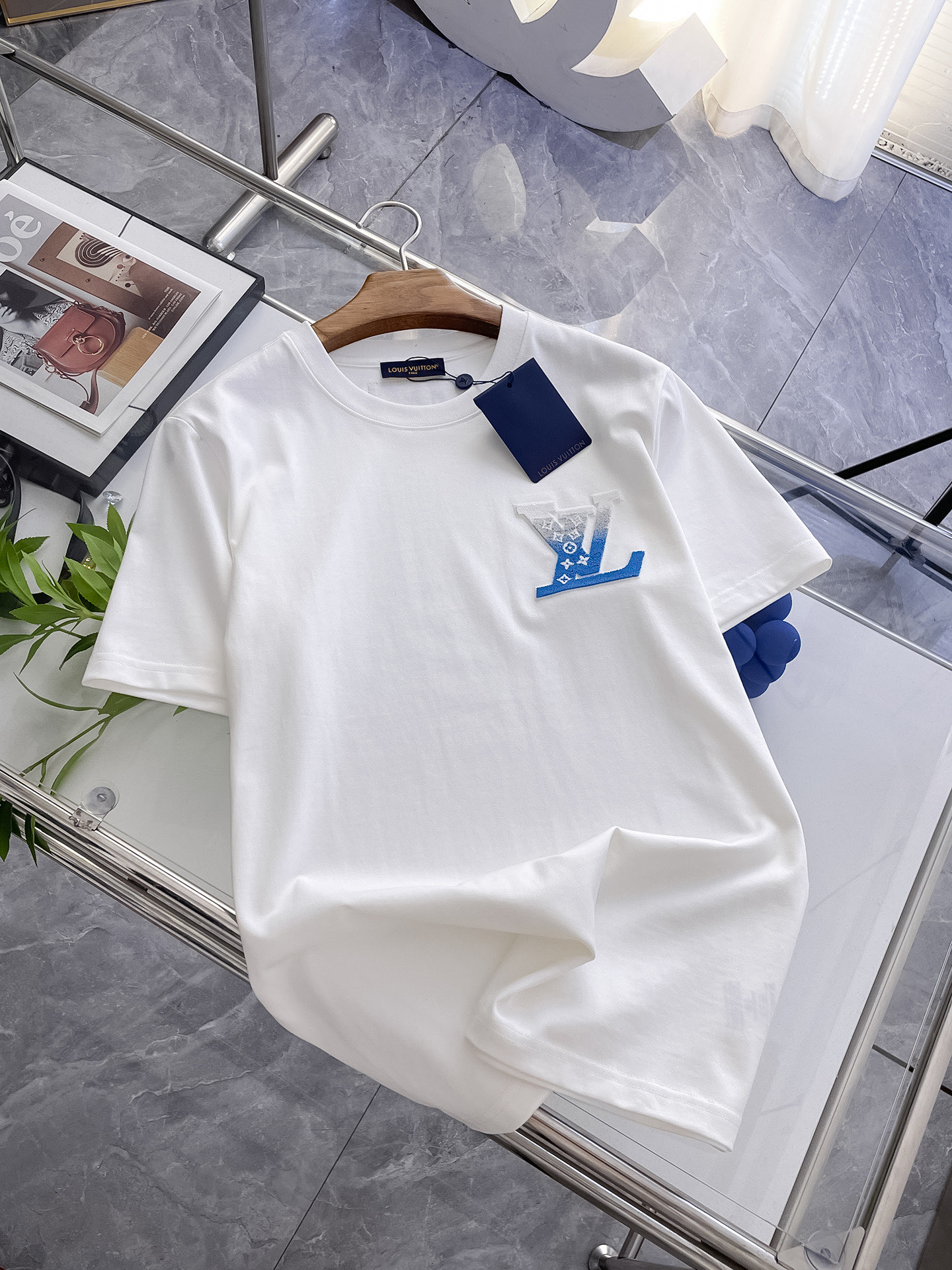 NO:146810,Louis High-end Customization, the new spring and summer new first-time counter with the latest short-sleeved round-neck T-shirt, high-end customization, avant-garde and fashionable design!  Brand logo heavy craft design, high-end customized mercerated cloud cotton fabric, soft feel, comfortable to wear, exquisite counter-level car line, fine workmanship, invincible and handsome upper body effect!  A must-have item for handsome men!  Color black white S-2XL, louis vuitton, T-shirt,tees, t-shirt,alexander wang19860909路易 高端定制 春夏新款首发专柜最新款短袖圆领T恤 高端订制 设计前卫时尚！品牌logo重工艺设计 高端定制丝光云朵棉面料.手感柔软.穿着舒适.专柜级别精致车线.做工精细.上身效果无敌帅气！型男必备单品！ 颜色黑色 白色 码数S-2XL,,louis vuitton,T-shirt,tees，t-shirt,alexander wang,Men's clothing