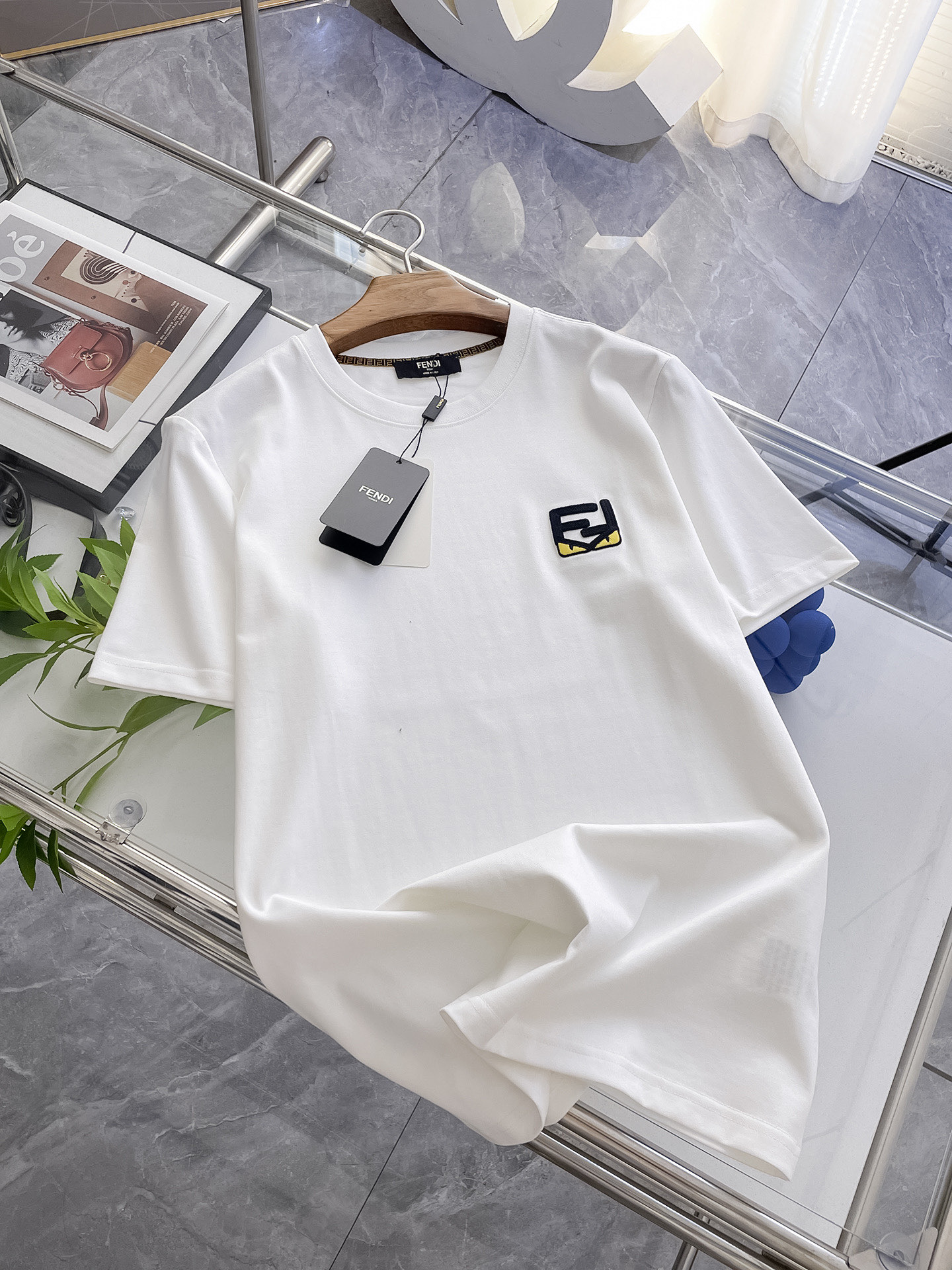 NO:146822,Fendi high-end customization, the new spring and summer new first-time counter latest short-sleeved round-neck T-shirt, high-end customization, avant-garde and fashionable design!  Brand logo heavy craft design, high-end customized mercerated cloud cotton fabric, soft feel, comfortable to wear, exquisite counter-level car line, fine workmanship, invincible and handsome upper body effect!  A must-have item for handsome men!  Color black white S-2XL, fendi, T-shirt,tees, t-shirt,alexander wang19860909芬迪 高端定制 春夏新款首发专柜最新款短袖圆领T恤 高端订制 设计前卫时尚！品牌logo重工艺设计 高端定制丝光云朵棉面料.手感柔软.穿着舒适.专柜级别精致车线.做工精细.上身效果无敌帅气！型男必备单品！ 颜色黑色 白色 码数S-2XL,,fendi,T-shirt,tees，t-shirt,alexander wang,Men's clothing