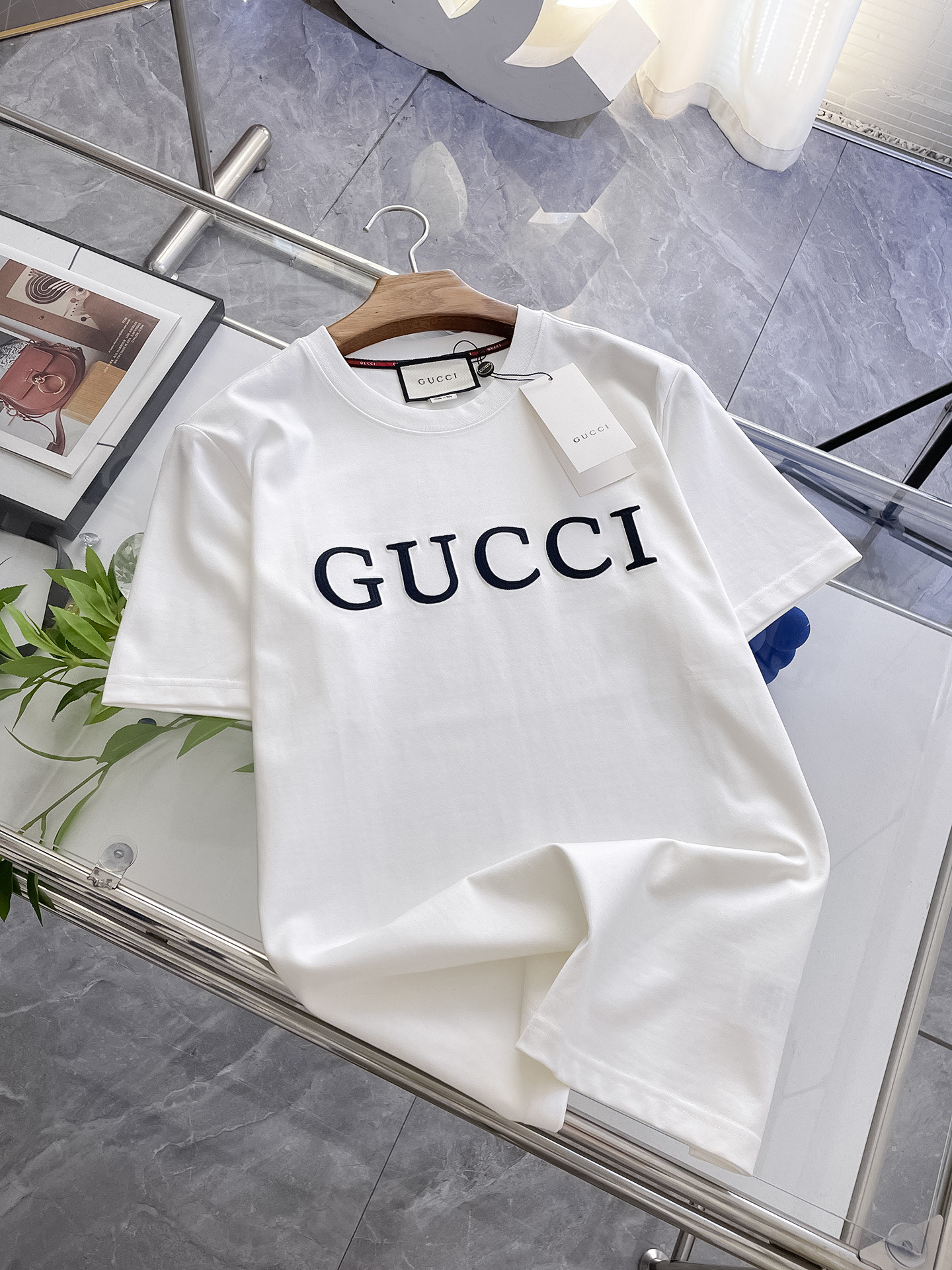 NO:146815,Gucci high-end customization, the new spring and summer new first-time counter latest short-sleeved round-neck T-shirt, high-end customization, avant-garde and fashionable design!  Brand logo heavy craft design, high-end customized mercerated cloud cotton fabric, soft feel, comfortable to wear, exquisite counter-level car line, fine workmanship, invincible and handsome upper body effect!  A must-have item for handsome men!  Color black white S-2XL, gucci, T-shirt,tees, t-shirt,alexander wang19860909古驰 高端定制 春夏新款首发专柜最新款短袖圆领T恤 高端订制 设计前卫时尚！品牌logo重工艺设计 高端定制丝光云朵棉面料.手感柔软.穿着舒适.专柜级别精致车线.做工精细.上身效果无敌帅气！型男必备单品！ 颜色黑色 白色 码数S-2XL,,gucci,T-shirt,tees，t-shirt,alexander wang,Men's clothing