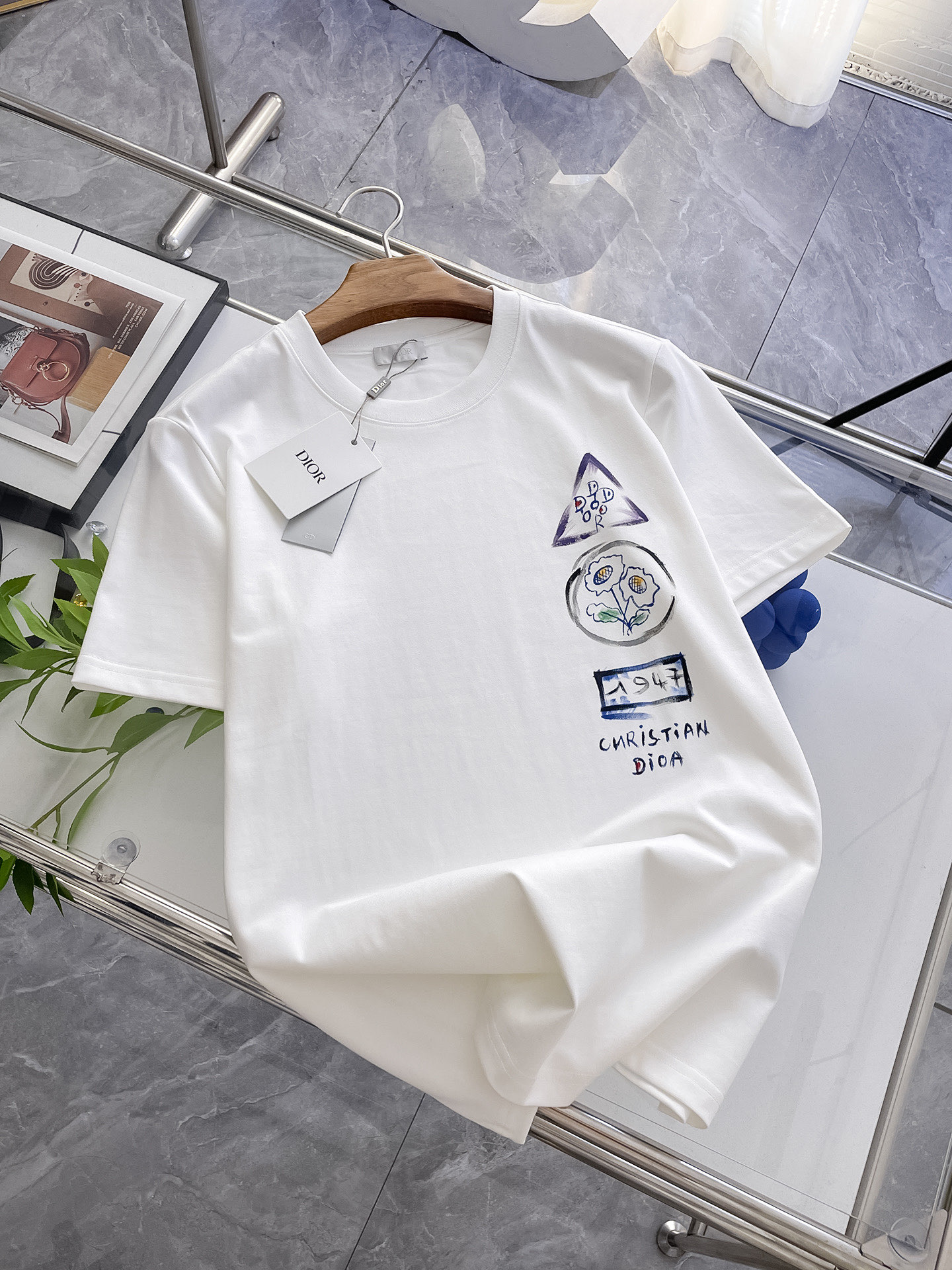 NO:146830,Dior High-end Customization, the new spring and summer new first-time counter with the latest short-sleeved round-neck T-shirt, high-end customization, avant-garde and fashionable design!  Brand logo heavy craft design, high-end customized mercerated cloud cotton fabric, soft feel, comfortable to wear, exquisite counter-level car line, fine workmanship, invincible and handsome upper body effect!  A must-have item for handsome men!  Color black white S-2XL, dior, T-shirt,tees, t-shirt,alexander wang19860909迪奥 高端定制 春夏新款首发专柜最新款短袖圆领T恤 高端订制 设计前卫时尚！品牌logo重工艺设计 高端定制丝光云朵棉面料.手感柔软.穿着舒适.专柜级别精致车线.做工精细.上身效果无敌帅气！型男必备单品！ 颜色黑色 白色 码数S-2XL,,dior,T-shirt,tees，t-shirt,alexander wang,Men's clothing